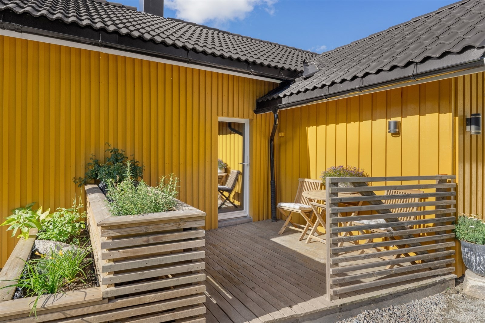 Med utgang fra kjøkkenet har du en terrasseplatting med plass til cafesett for å nyte solen. Galleribilde