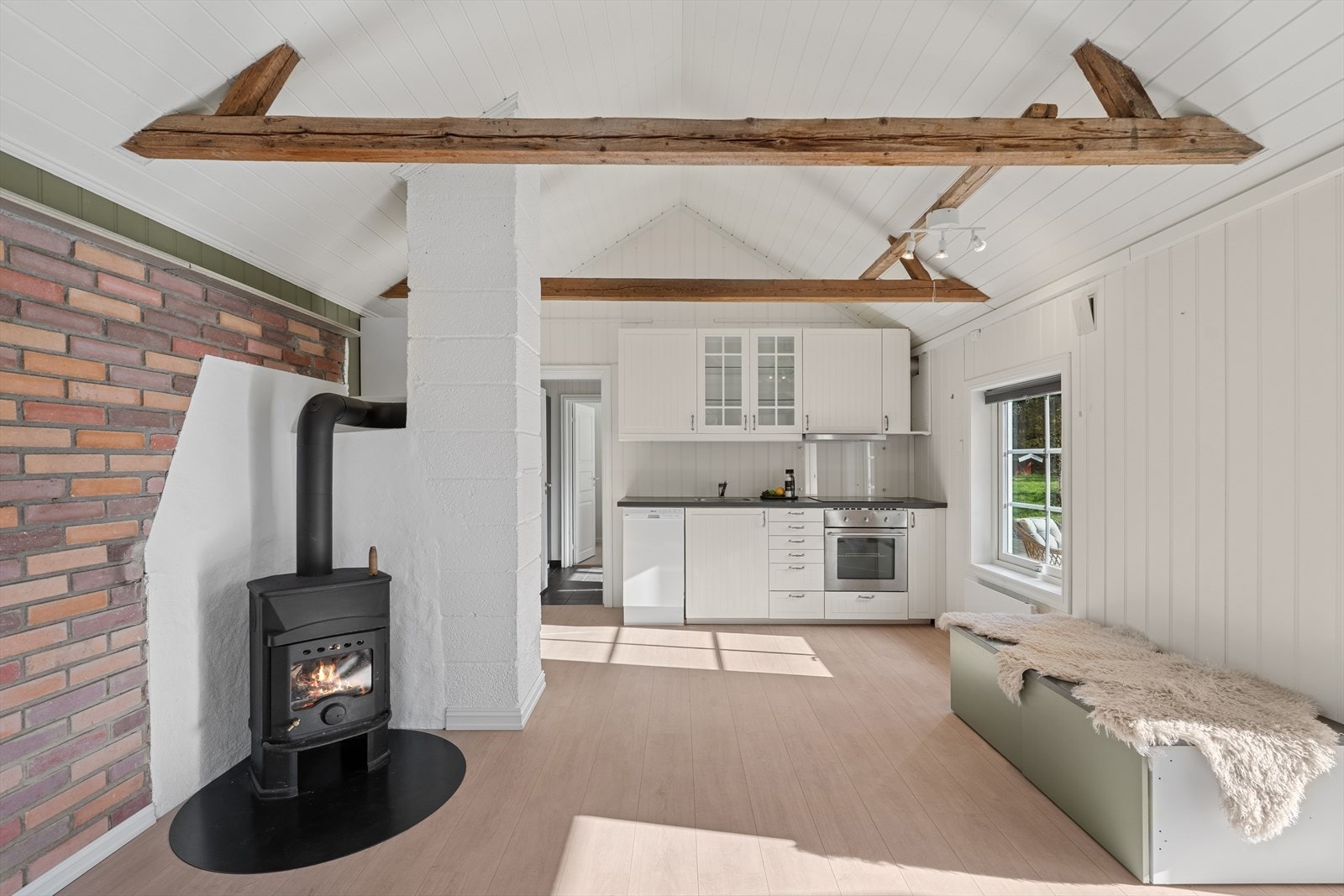 Åpen løsning mellom kjøkken og stue gir en luftig og sosial sone med gode lysforhold og naturlig flyt i rommet. Galleribilde