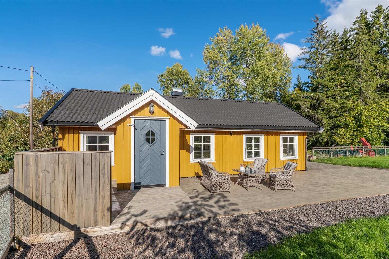 Anneks/gjestehus innredet med stue/kjøkken, bad og soverom (ikke godkjent som egen boenhet). Galleribilde