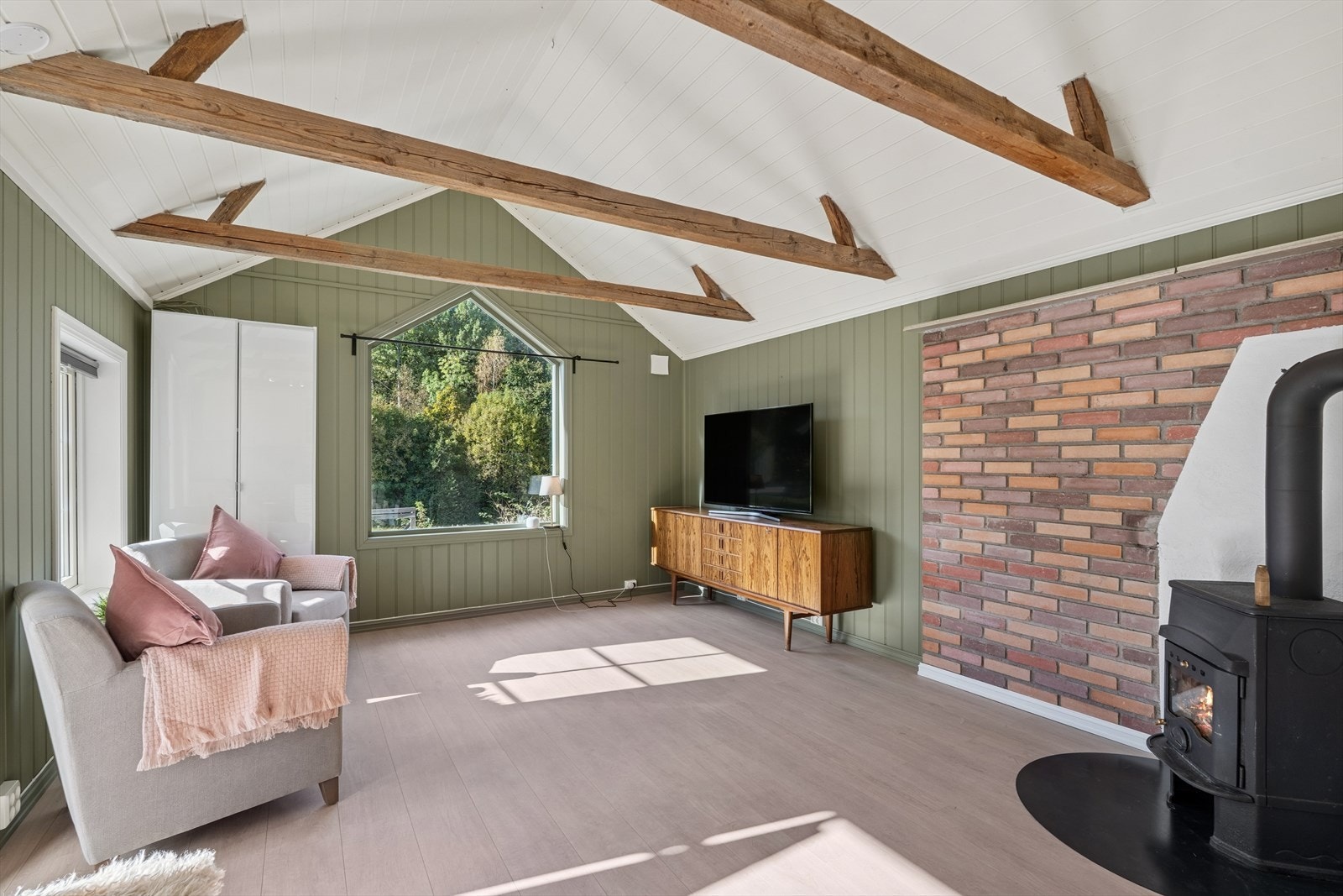 Det er god plass til sofa og diverse møblementer, samt. store vindusflater som gir naturlig lys inn i rommet. Galleribilde