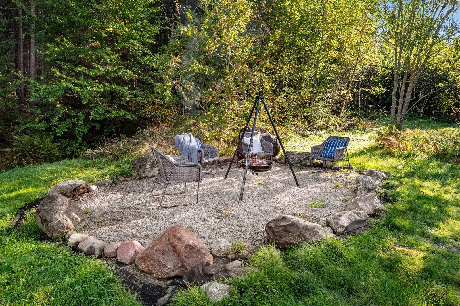 Etablert koselig bålplass med plass til bålpanne og sitteplasser. Galleribilde