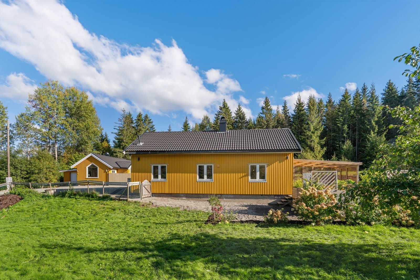 Dette er et idyllisk småbruk med flott beliggenhet i landlige omgivelser i Andebu. Galleribilde