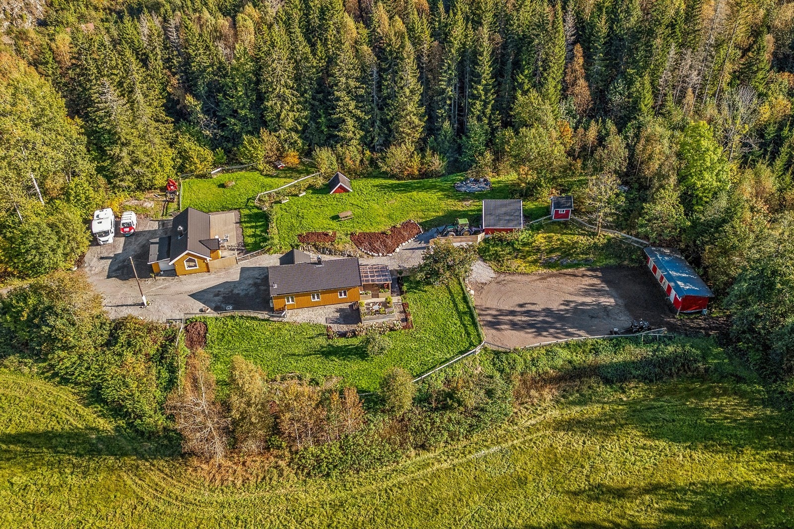 Tomten er på nesten 4,4 mål med plenarealer, gruset tun og gode solforhold. Galleribilde