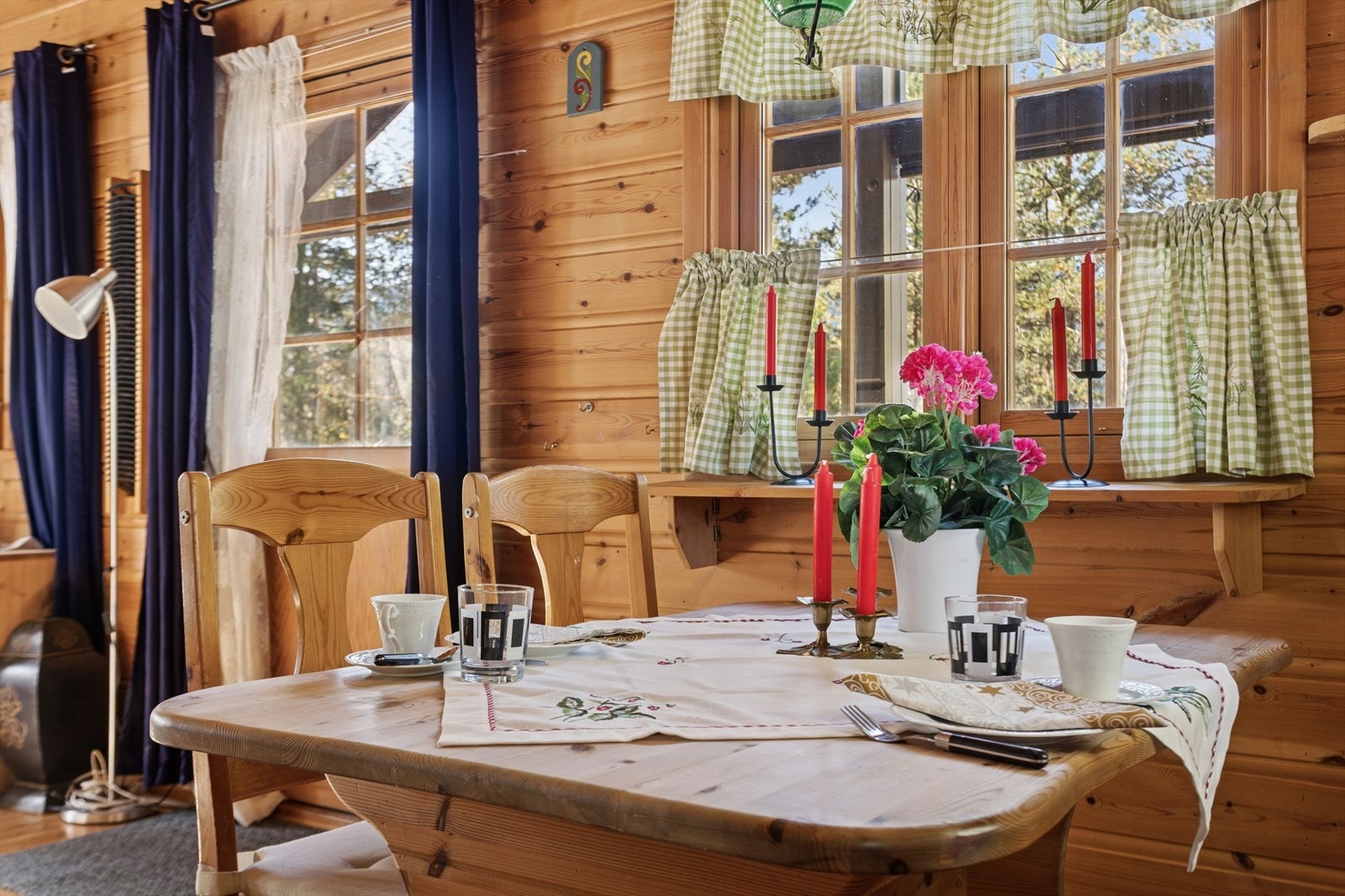 Hyggelig frokostbord i tilknytning til kjøkkenet. Galleribilde