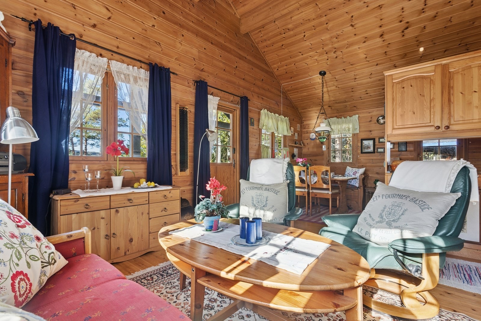 Hytta har en klassisk hyttestil med generøs takhøyde. Galleribilde