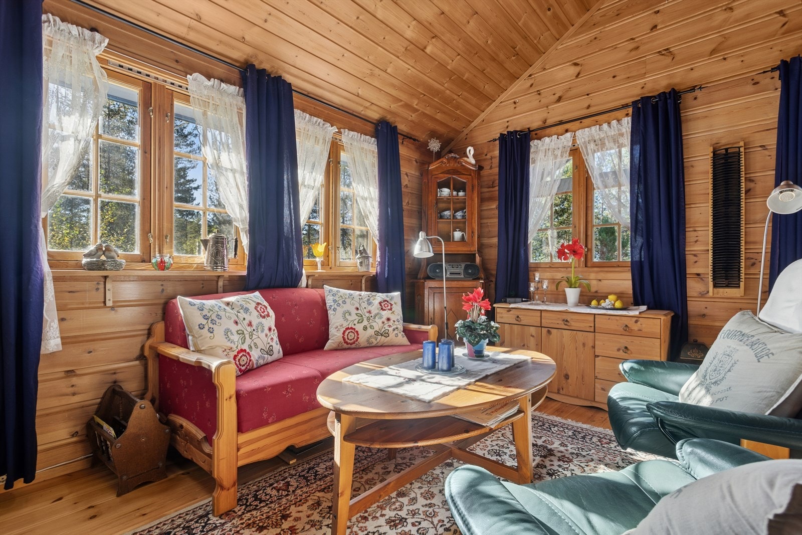 Sofakroken er omgitt av flere gode vinduer som slipper inn lys og gir utsikt. Perfekt for avslapning, kortspill og hyggelige stunder. Galleribilde