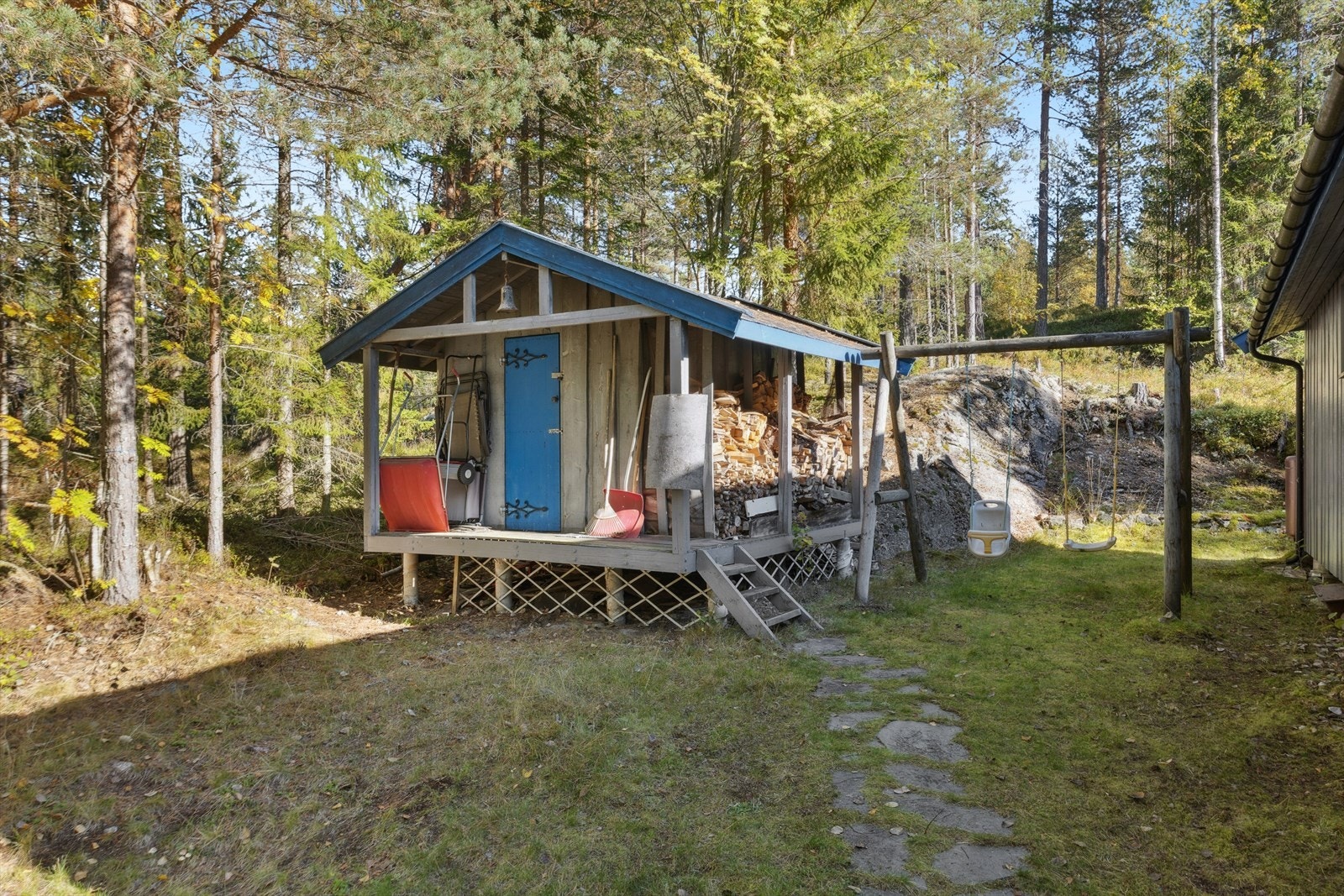 På eiendommen står det også et praktisk uthus som gir god plass til lagring av vinterutstyr, ved og annet man ønsker å ha lett tilgjengelig. Galleribilde