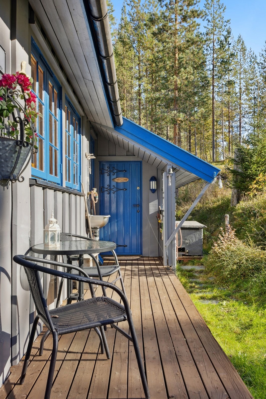 Hyggelig inngangsparti med en liten uteplass for morgenkaffen. Galleribilde