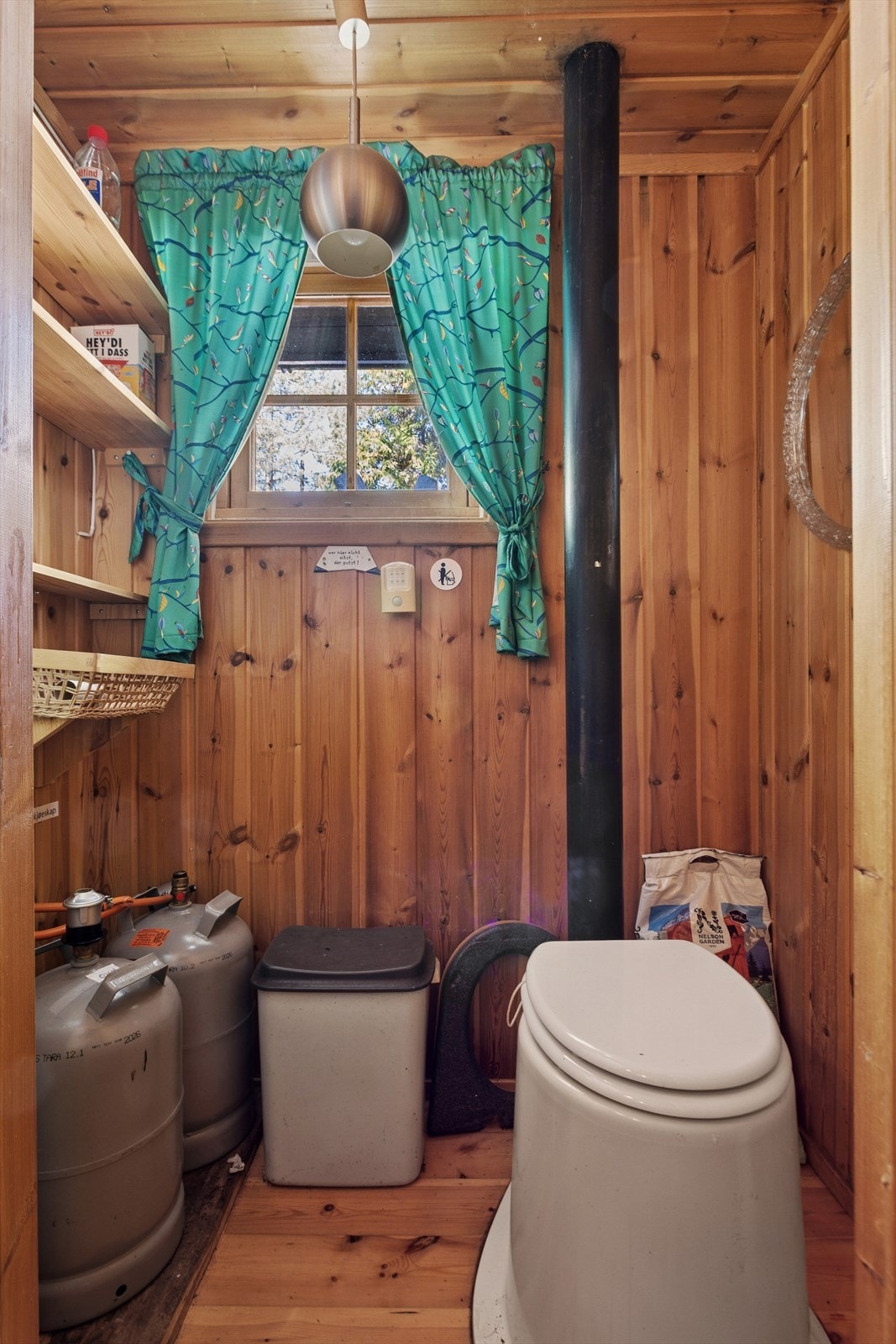 Dorom har furugulv, panel på vegger og i himling. Utstyrt med snurredo med lufting over tak. Galleribilde