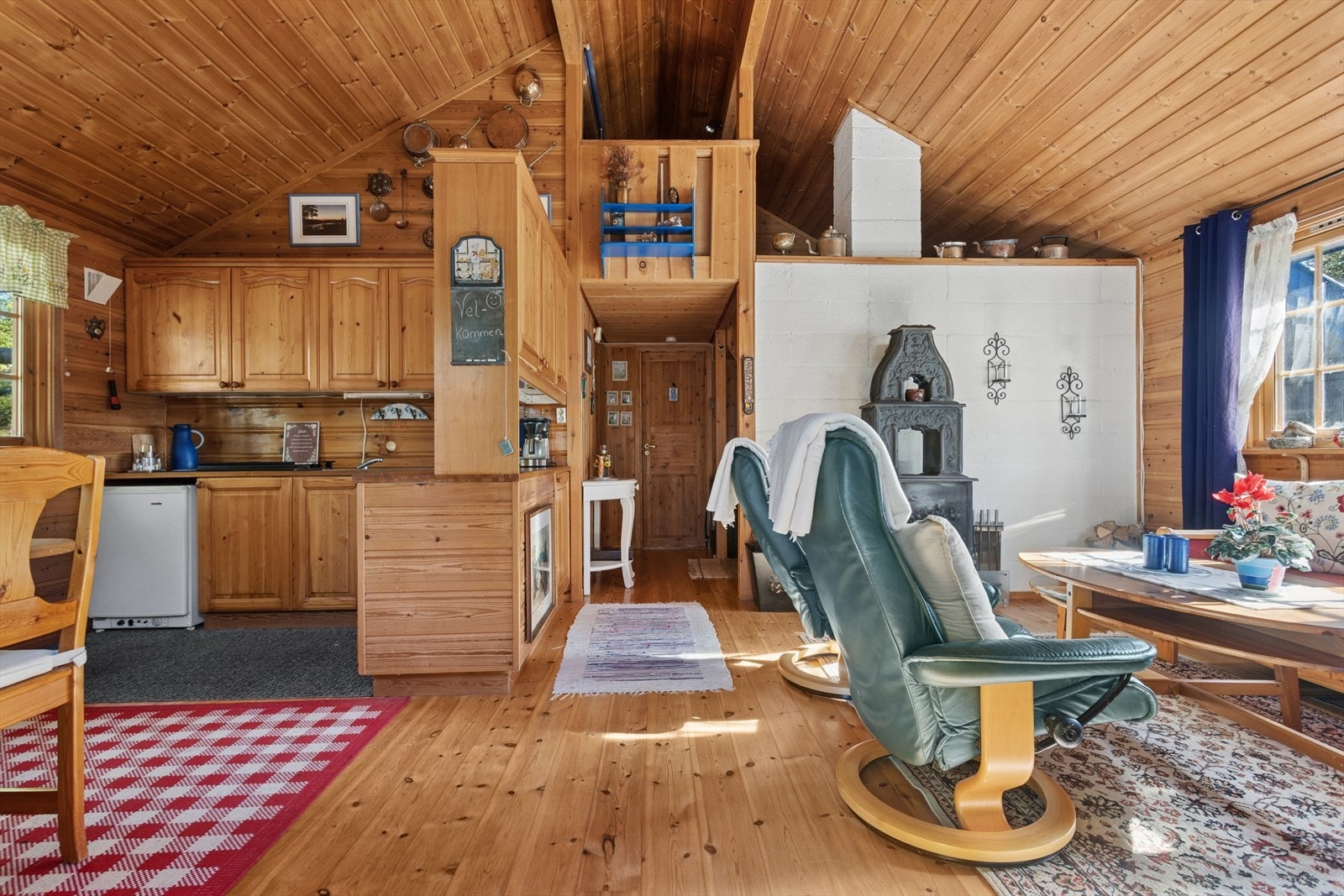 Åpen løsning mellom kjøkken og stue gir en praktisk og luftig romfølelse. Galleribilde