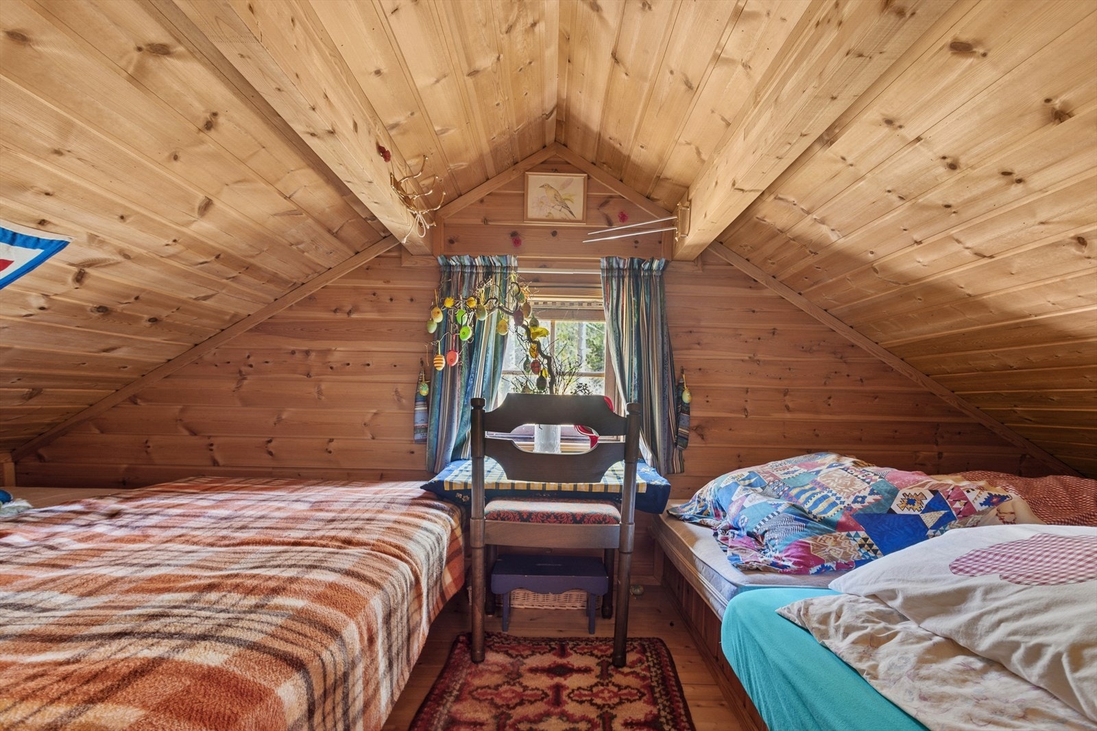 Hemsen gir ekstra plass til oppbevaring, her innredet med soveplasser (ikke godkjent for opphold). Galleribilde