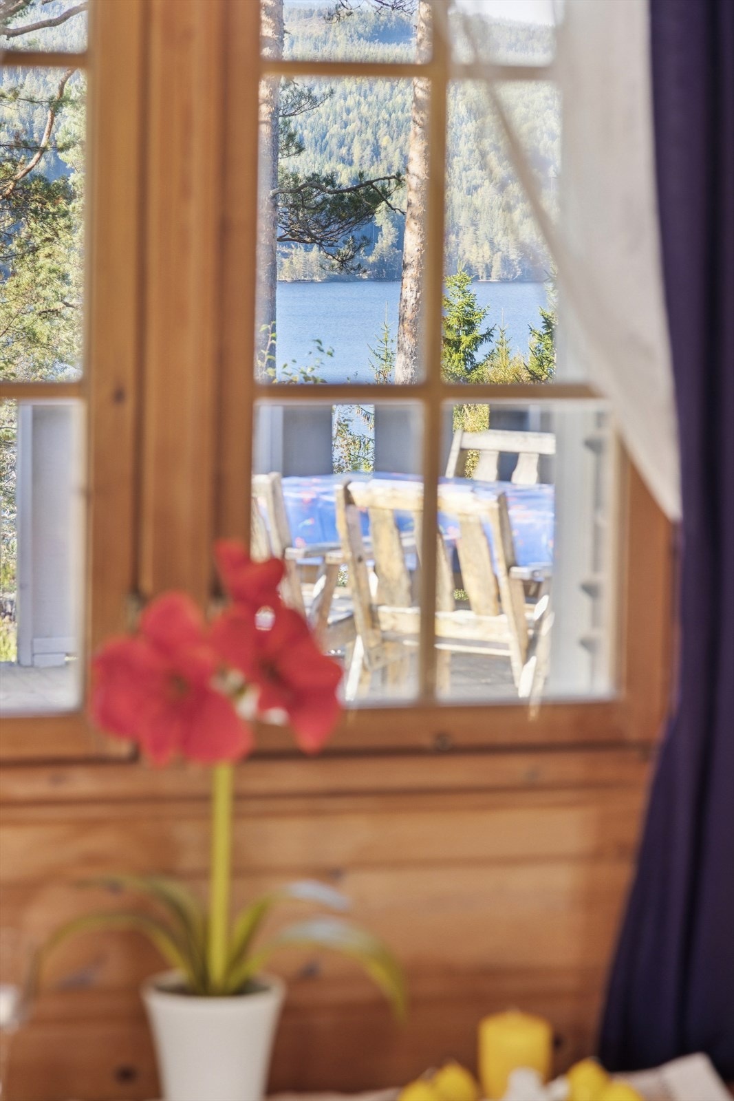 Utsikt til Samsjøen fra vindu. Galleribilde