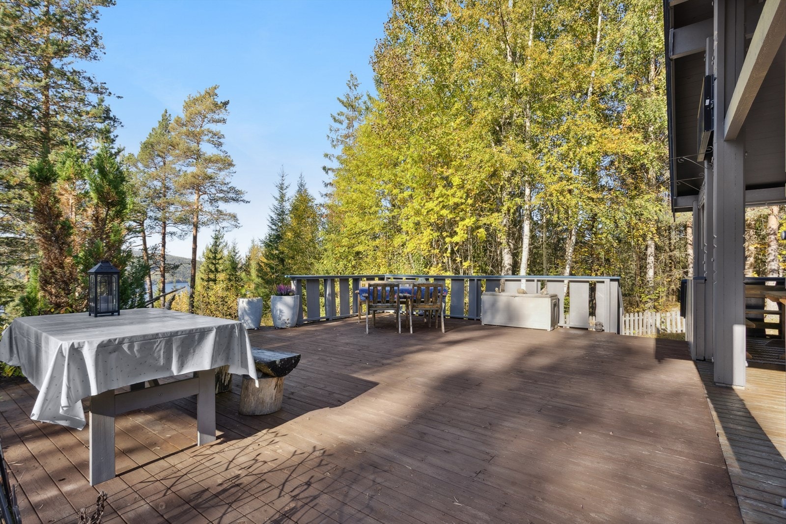 Terrassen ligger solrikt til og har flott utsyn mot naturen rundt hytta. Galleribilde