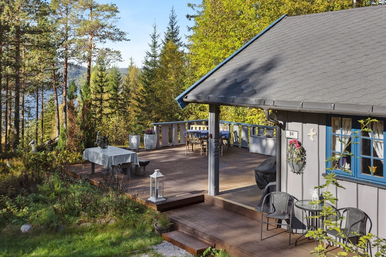 Eiendommen har flere flotte uteområder. Terrasse er på ca 60 m² med god plass til spisebord med stoler, grill og andre diverse sittegrupper. Galleribilde