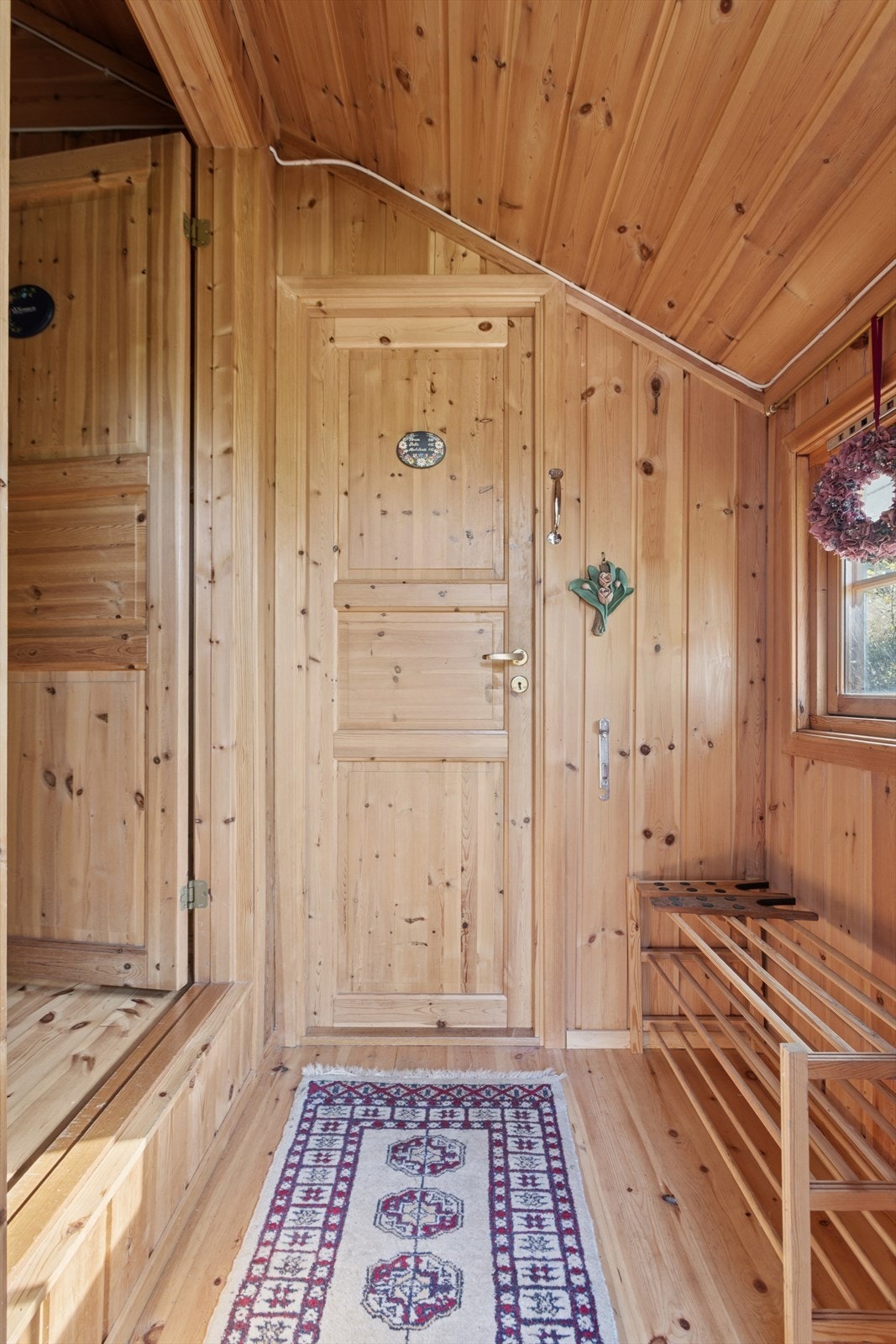 Velkommen inn! En hyggelig og praktisk hytteentré med god plass til å sette fra seg sko og henge opp yttertøyet. Galleribilde
