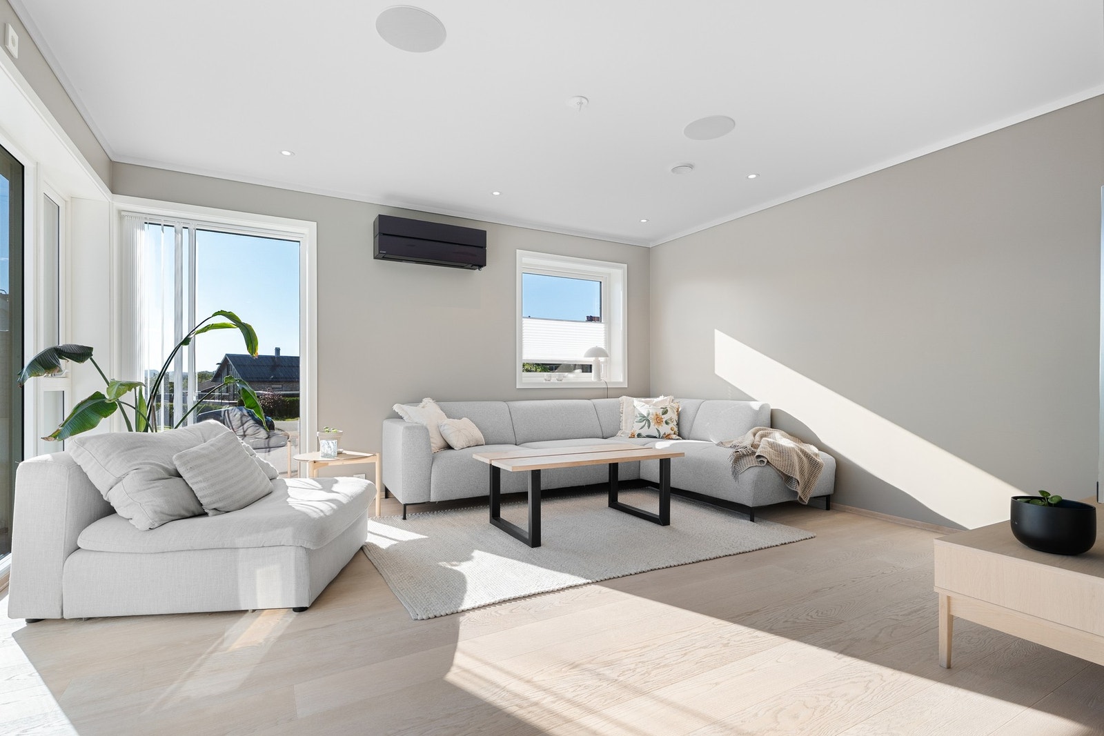 Montert utvendig solskjerming på de største vinduene Galleribilde