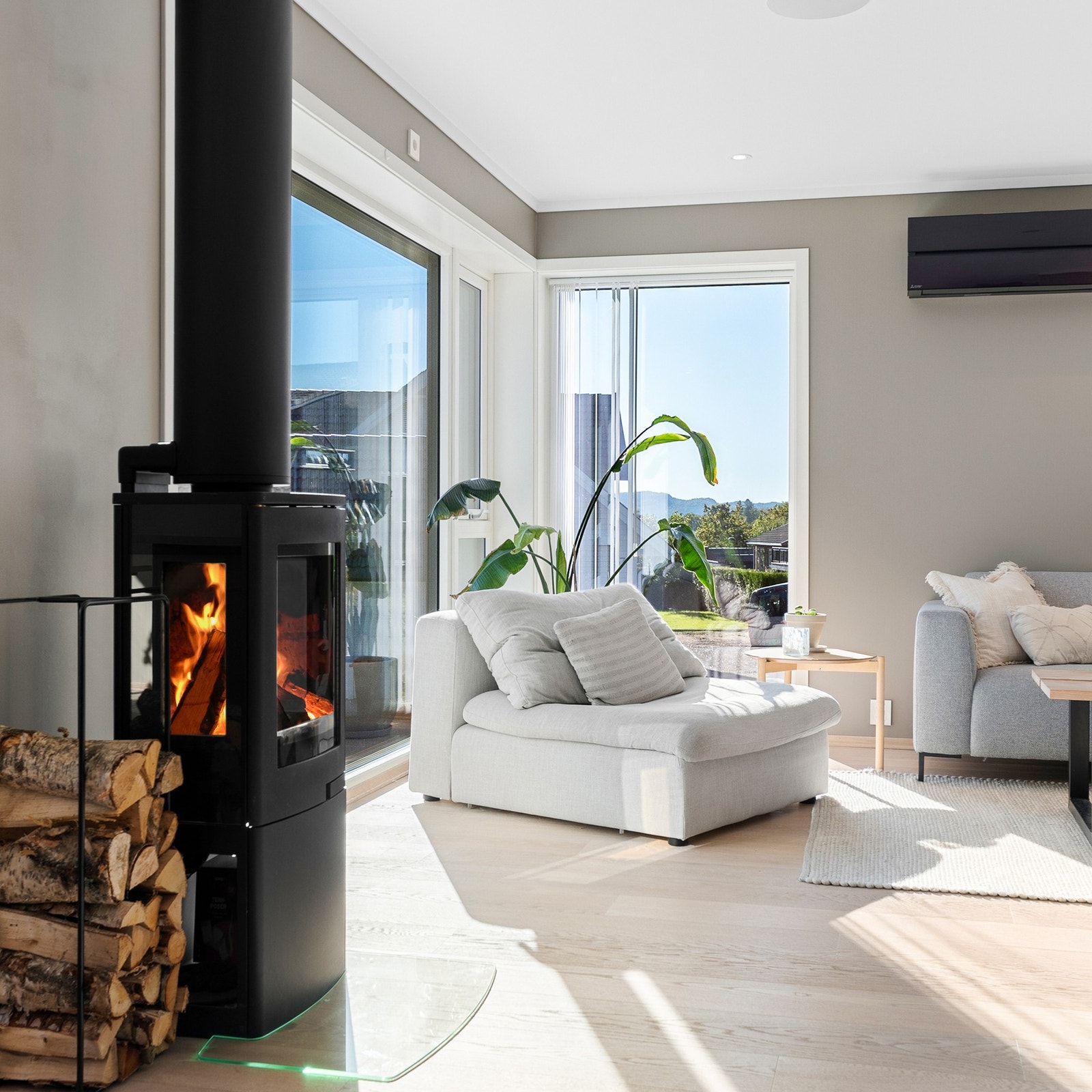 Stuen er utstyrt med varmepumpe og peisovn, og har nydelig utsikt ut over Gjerpensdalen Galleribilde