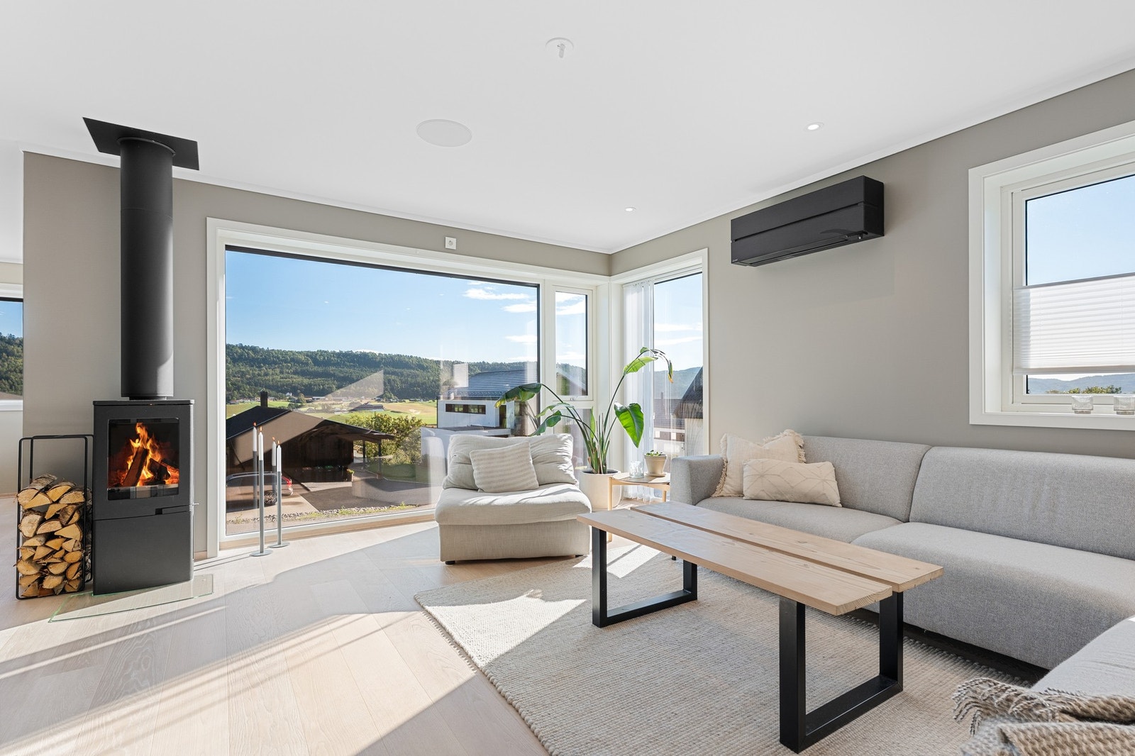 Romslig stue, med store vindusflater som gir rikelig med naturlig sollys til rommet Galleribilde