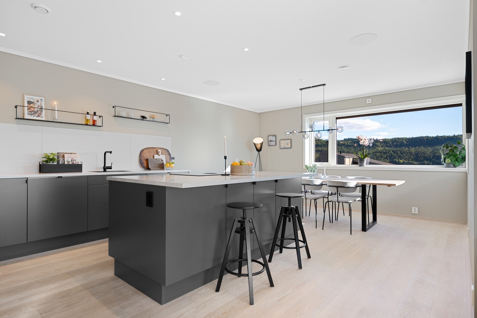 Kjøkkenet har rikelig med skap- og benkplass Galleribilde