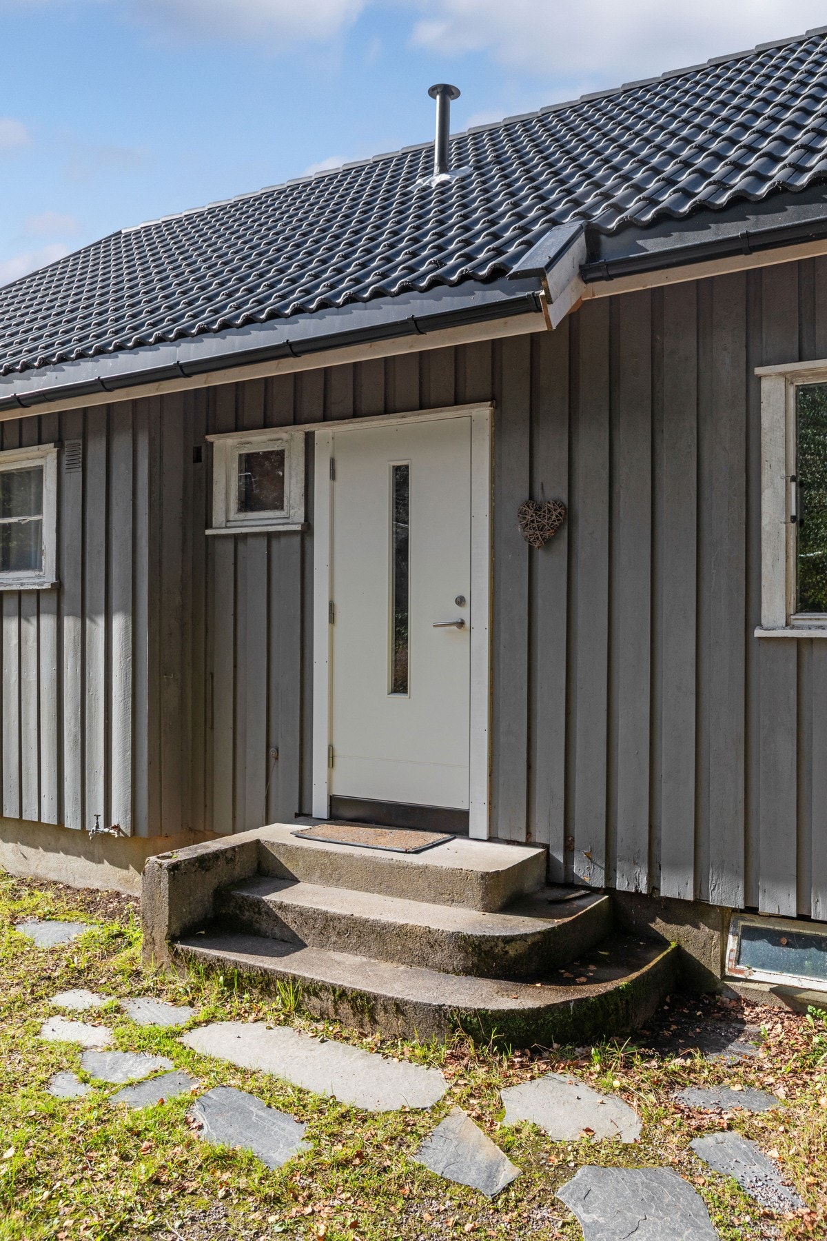 Hovedinngang med trapp og overbygg - enkel adkomst til boligen. Galleribilde