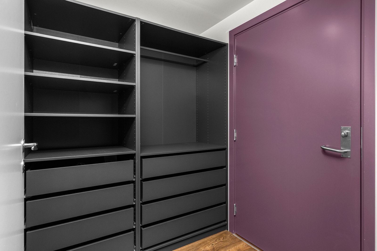 God plass til garderobeløsning ved inngangsdøren. Downlights i himling. Galleribilde