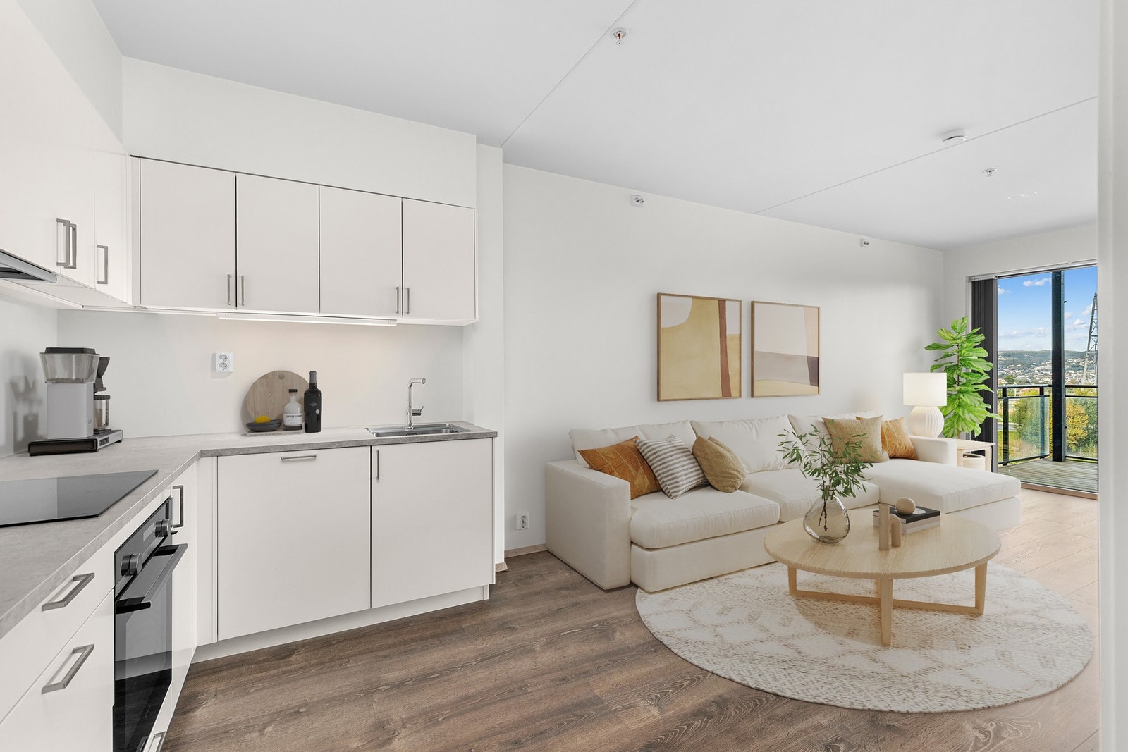 Boligen har en åpen og praktisk stue/kjøkken løsning. Det er vannbåren gulvvarme og ventilasjon i leiligheten. Galleribilde