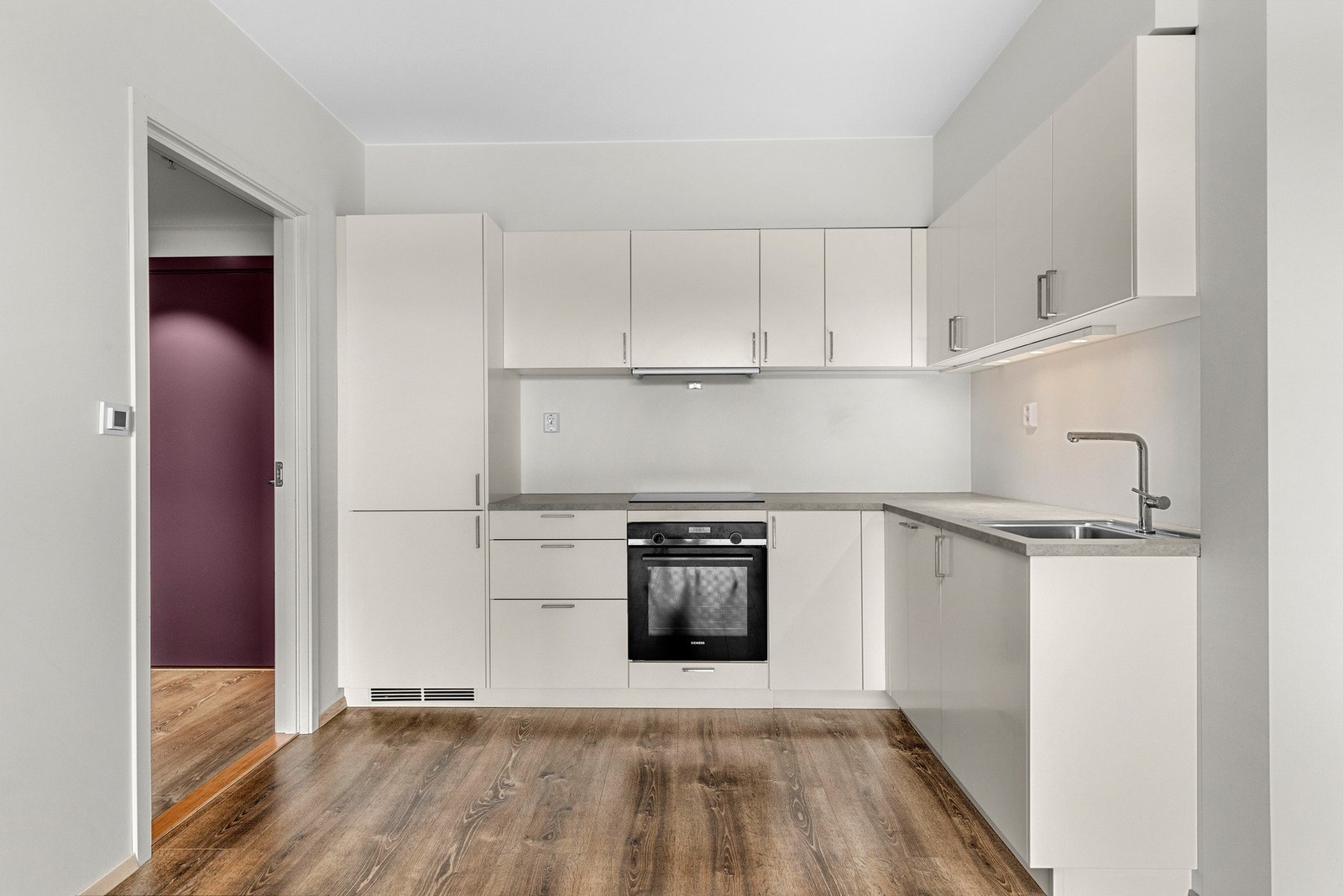 Stort kjøkken med rikelig skap- og benkeplass. Kjøkkenet er levert av Drømmekjøkken. Galleribilde