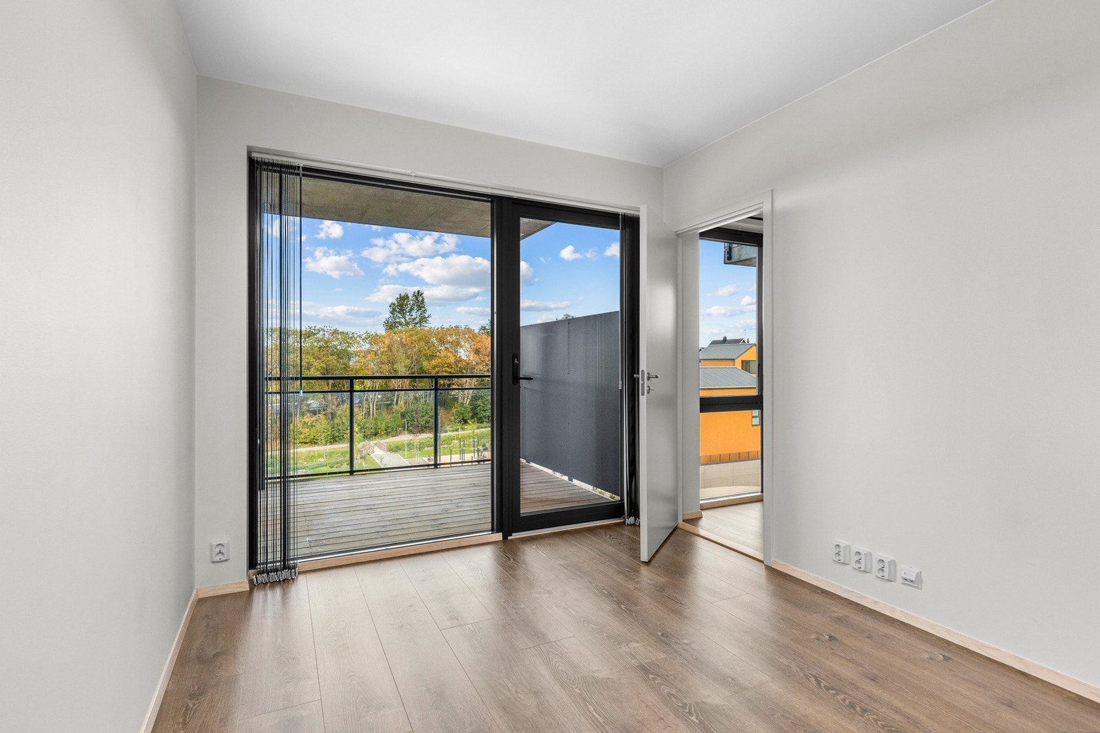 Døren til høyre fører inn til boligens soverom. Galleribilde