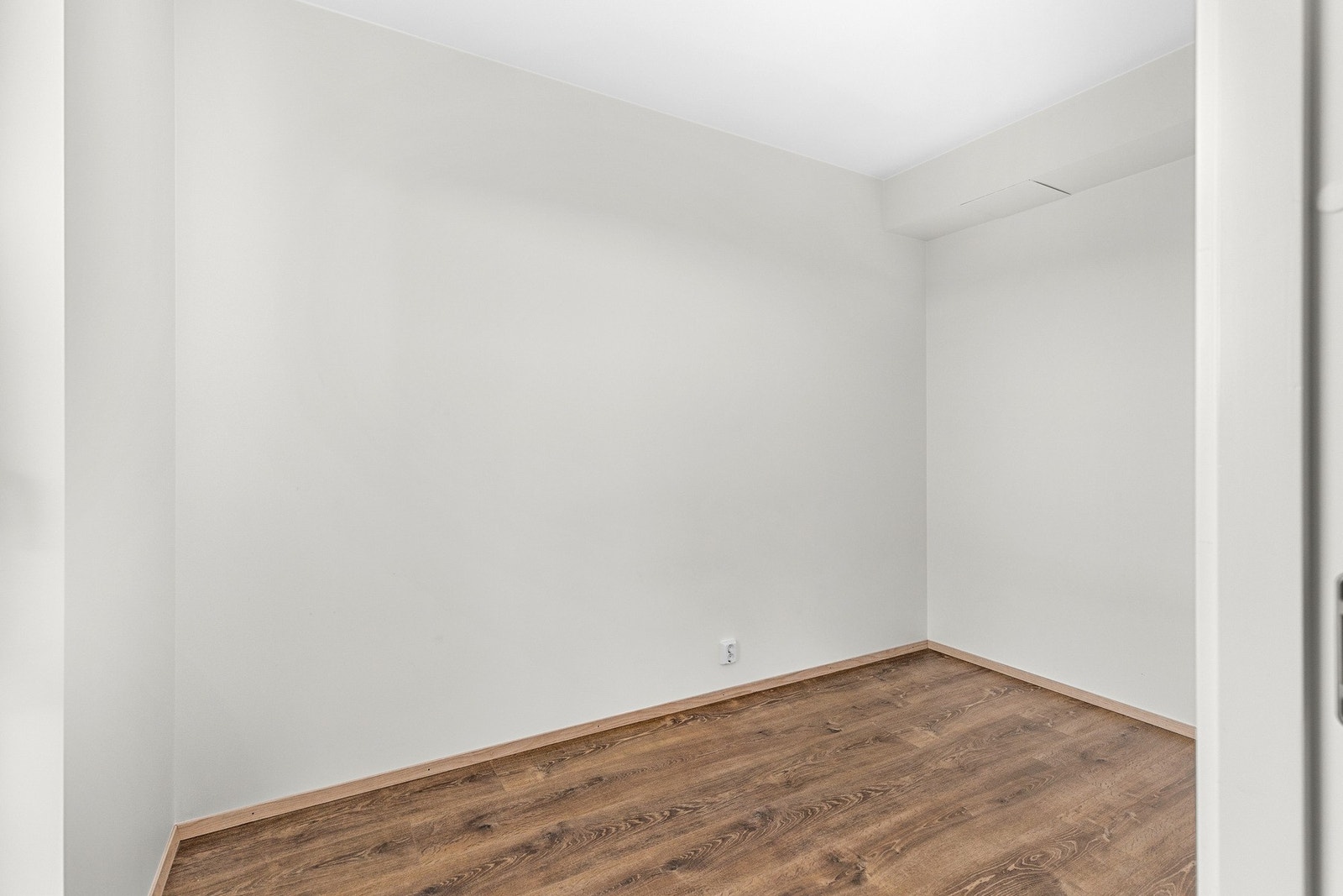 Plass til dobbeltseng, samt garderobeløsning. Galleribilde