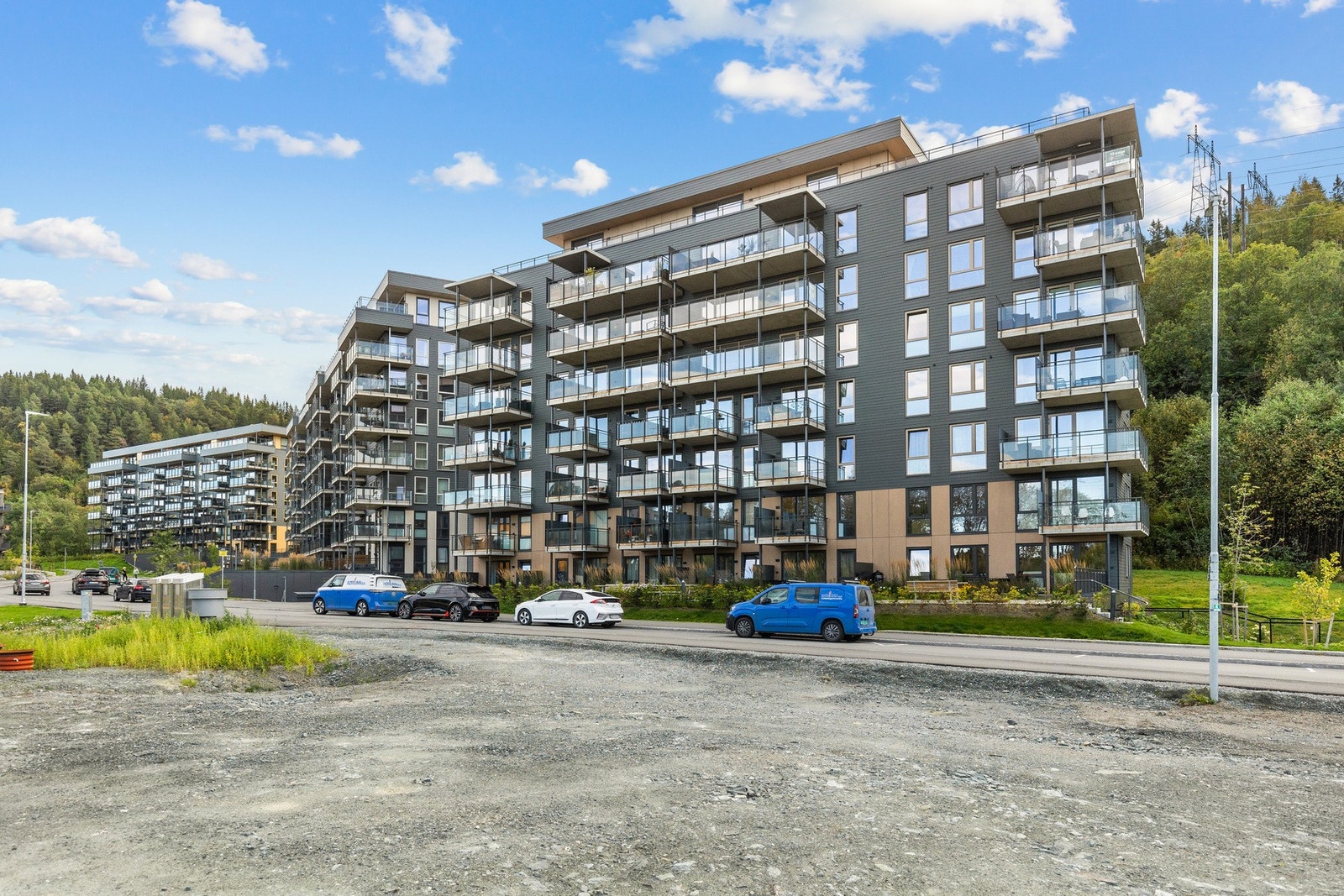 Kort vei til skoler, barnehager, idrettsanlegg, dagligvarebutikker og servicefunksjoner. Galleribilde