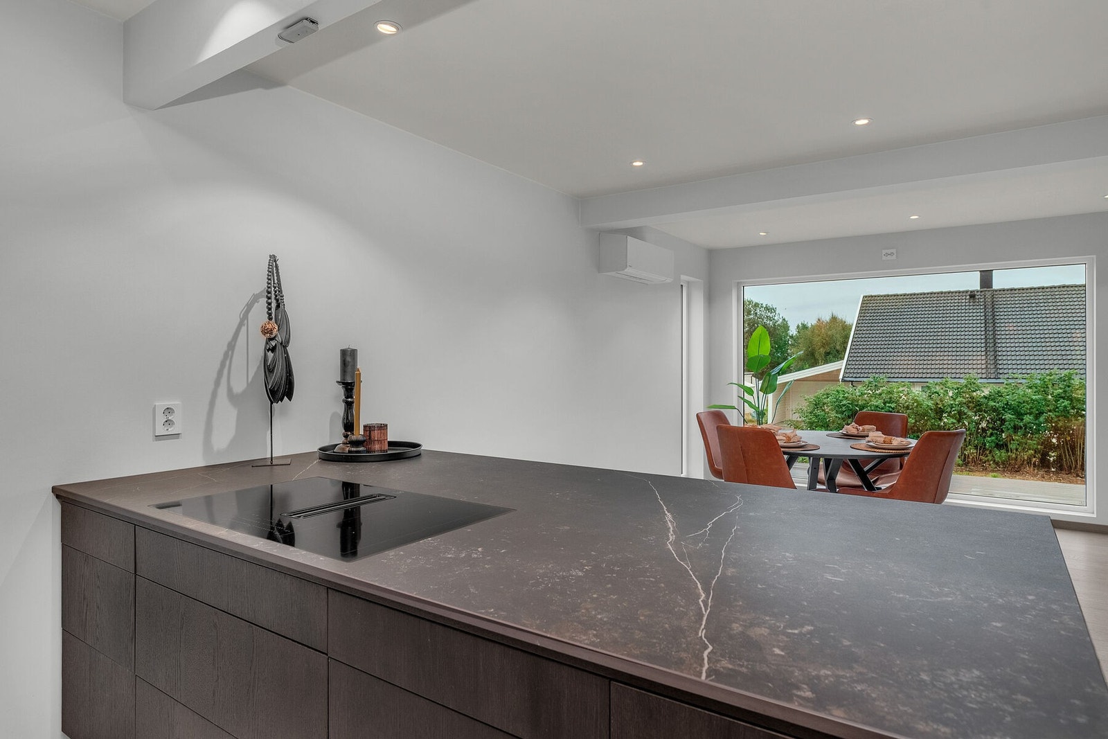 Integrert koketopp med ventilator i kjøkkenøy Galleribilde