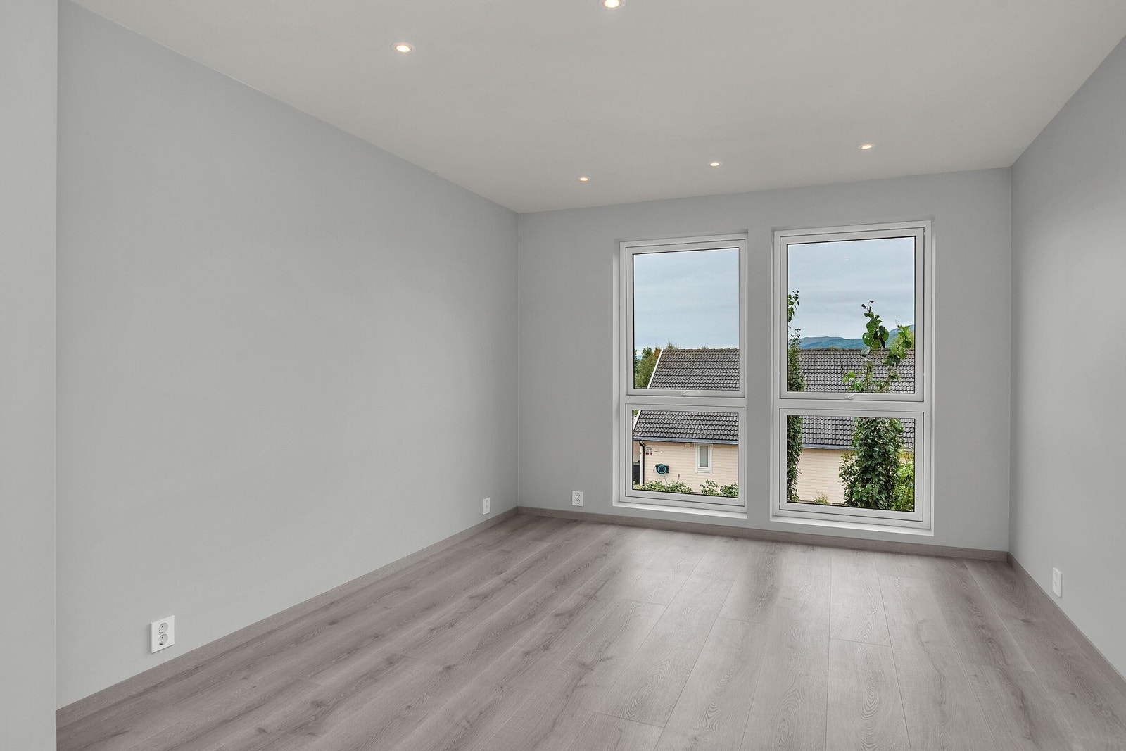 Soverom I - Lyse og tidsmessige overflater, spotbelysning i tak og store vinduer i front Galleribilde