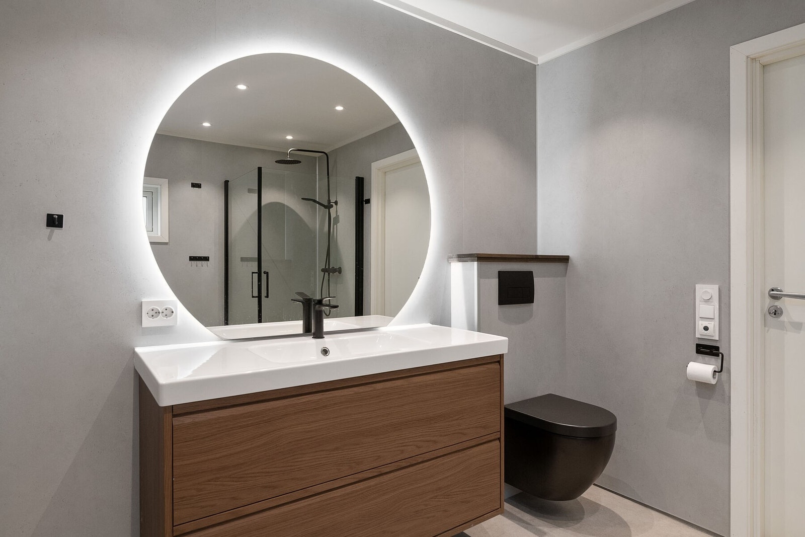 Utstyrt med enkel servant på innredning, toalett, badekar, dusjhjørne og opplegg for vaskemaskin Galleribilde