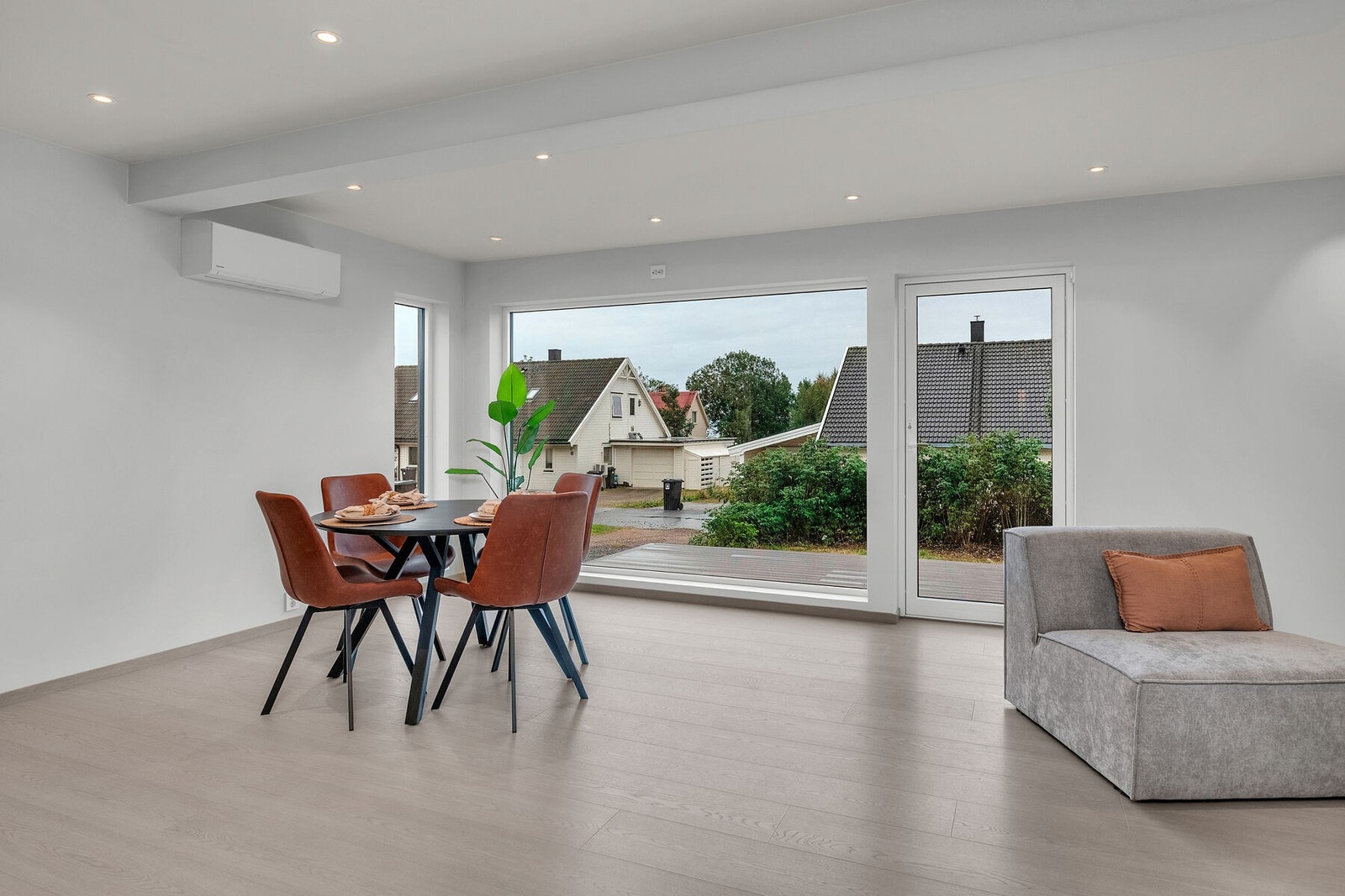 Boligen varmes opp med varmepumpe og varmefolie/gulvvarme i oppholdsrom Galleribilde