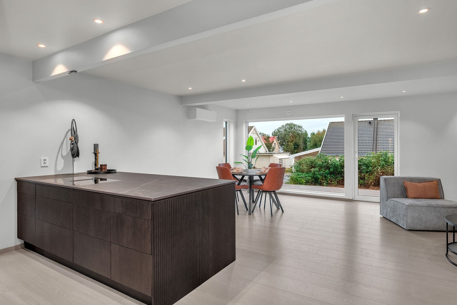 Stue og kjøkken i åpen løsning, romslig med god plass for diverse møblering Galleribilde