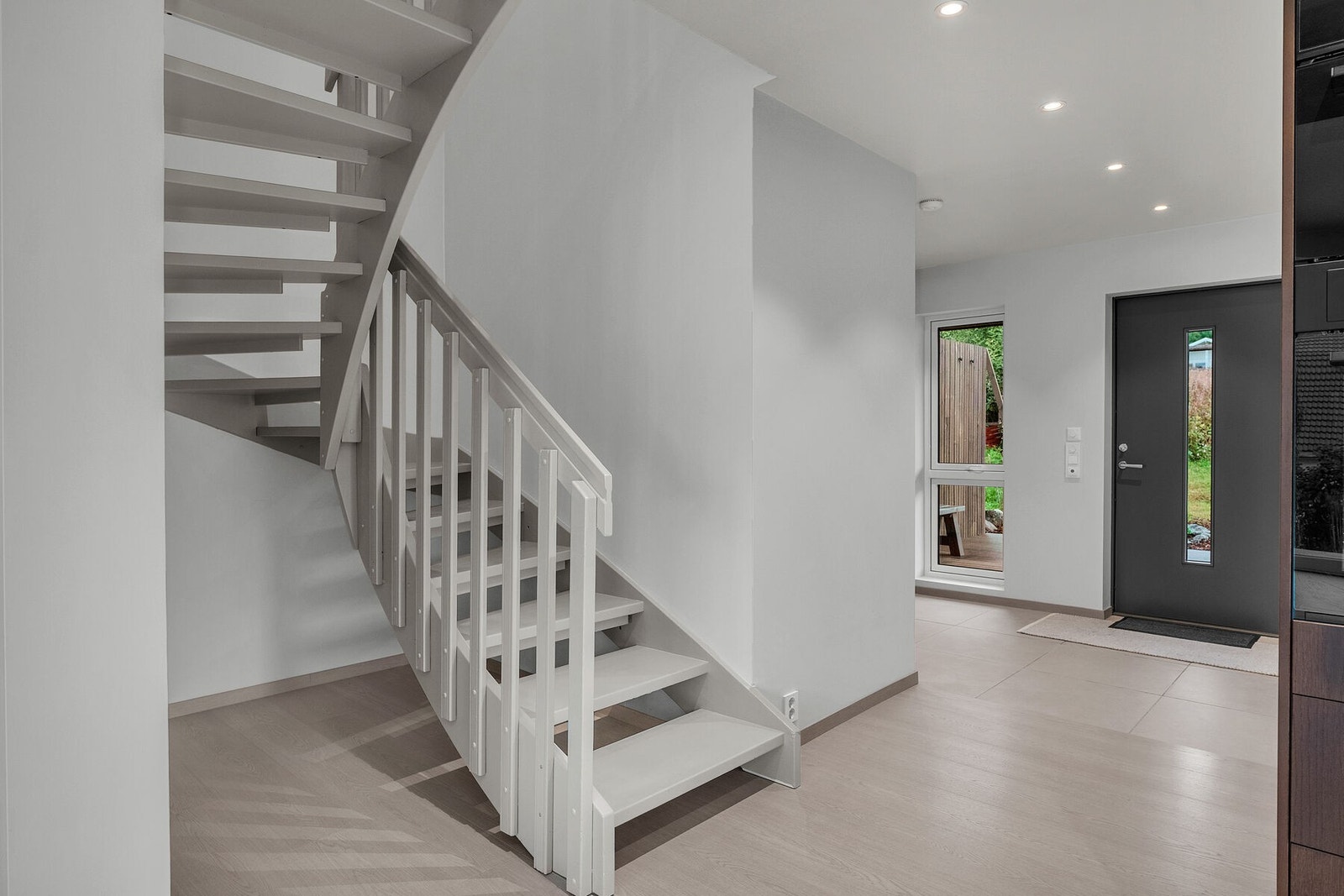 Trapp fra gang til 2. etasje Galleribilde