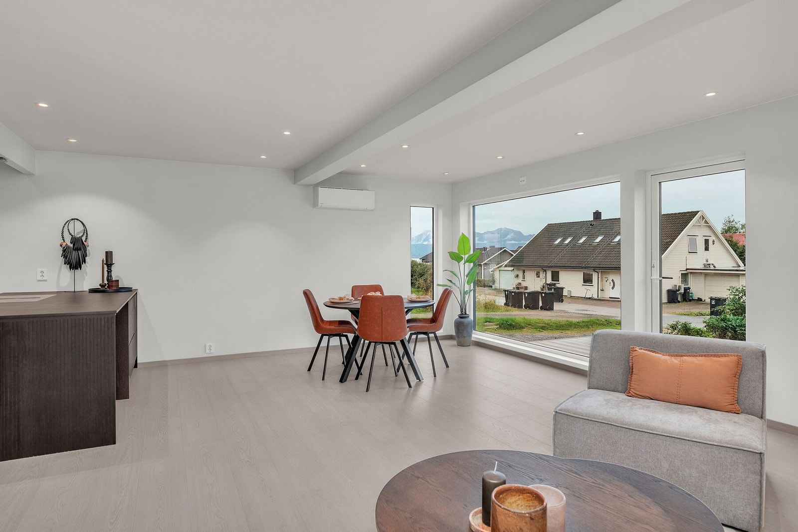 Spotbelysning i tak og store vinduer i front Galleribilde