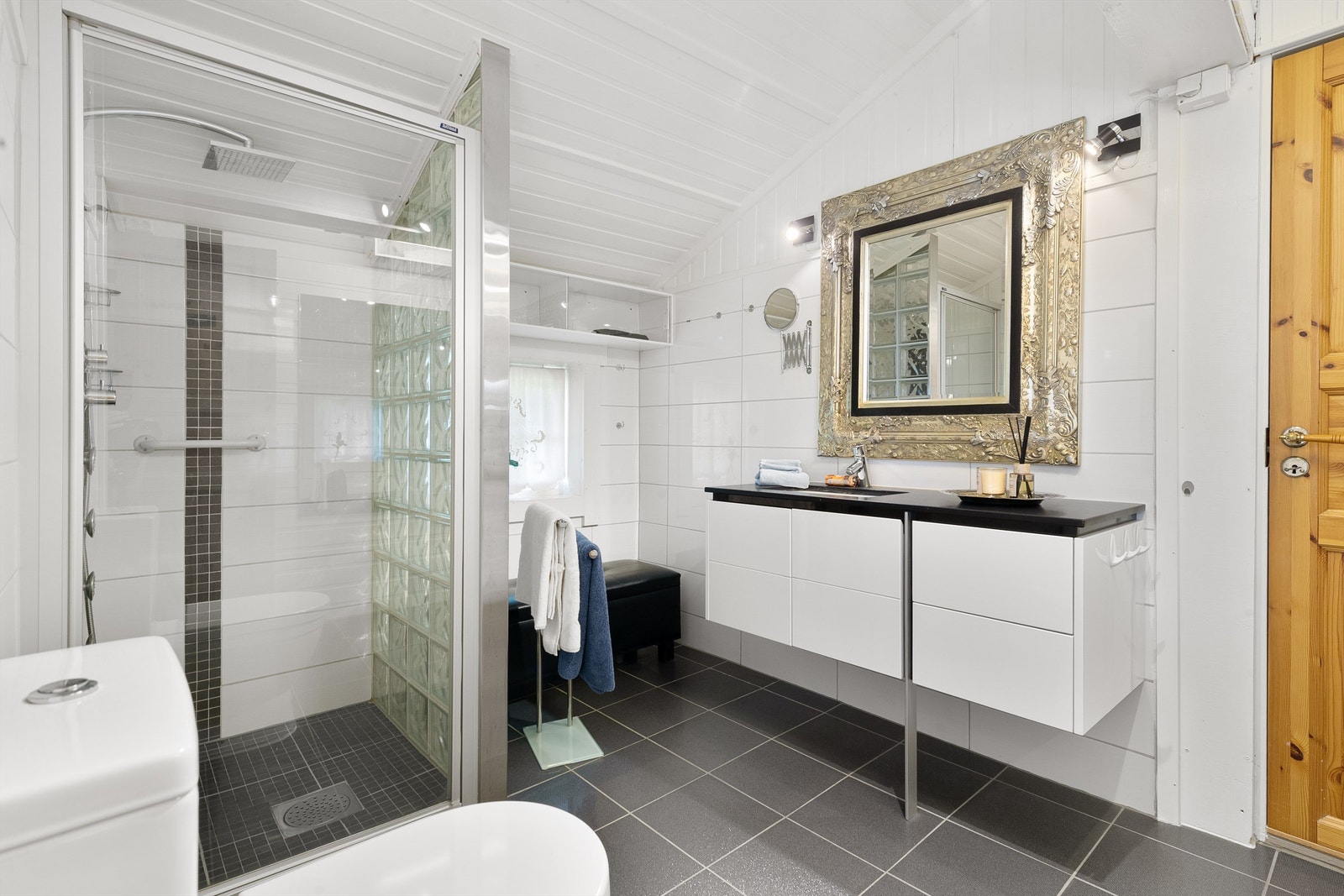 Lekkert bad med dusj i 1. etasje Galleribilde