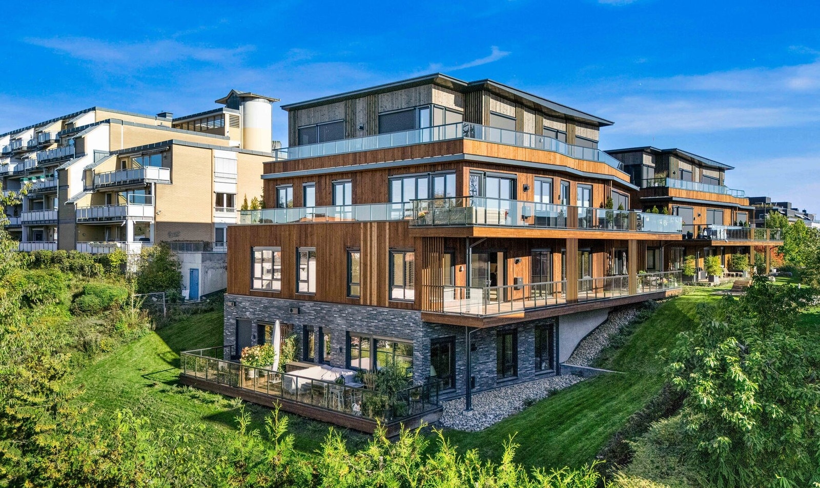 Representativ bygg fra 2025. Kun 7 leiligheter i bygget - totalt 14 seksjoner i sameiet. Bygget er beliggende høyt og fritt Galleribilde