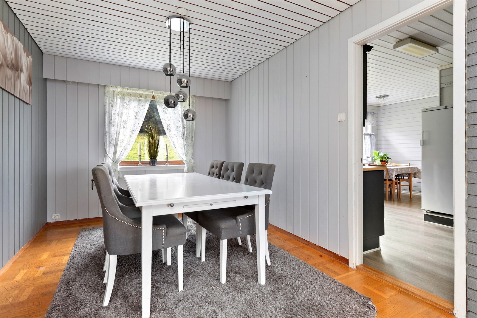 Spisestue er plassert i tilknytning til kjøkken Galleribilde