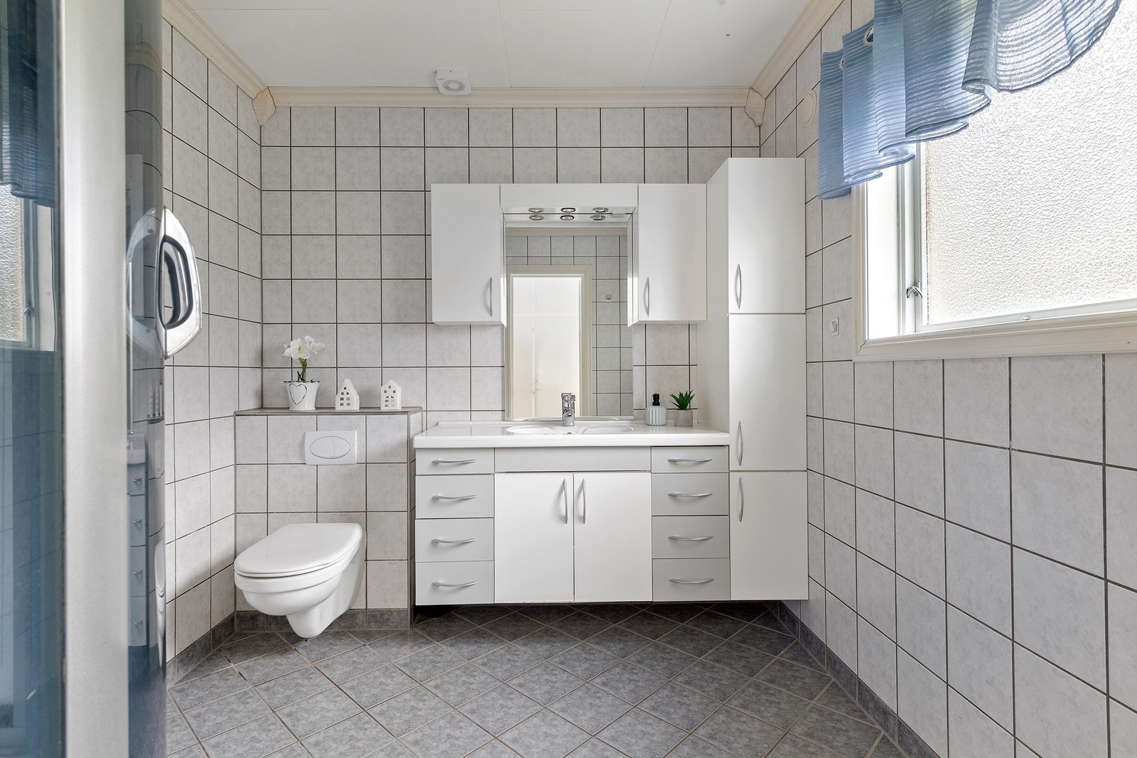 Flislagt bad i 1. etasje Galleribilde