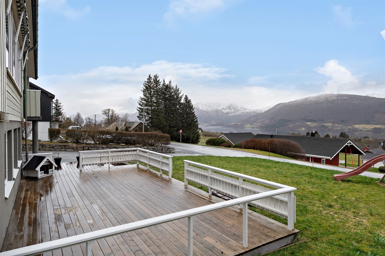 Oppført terrasseplatting ved inngangspartiet Galleribilde