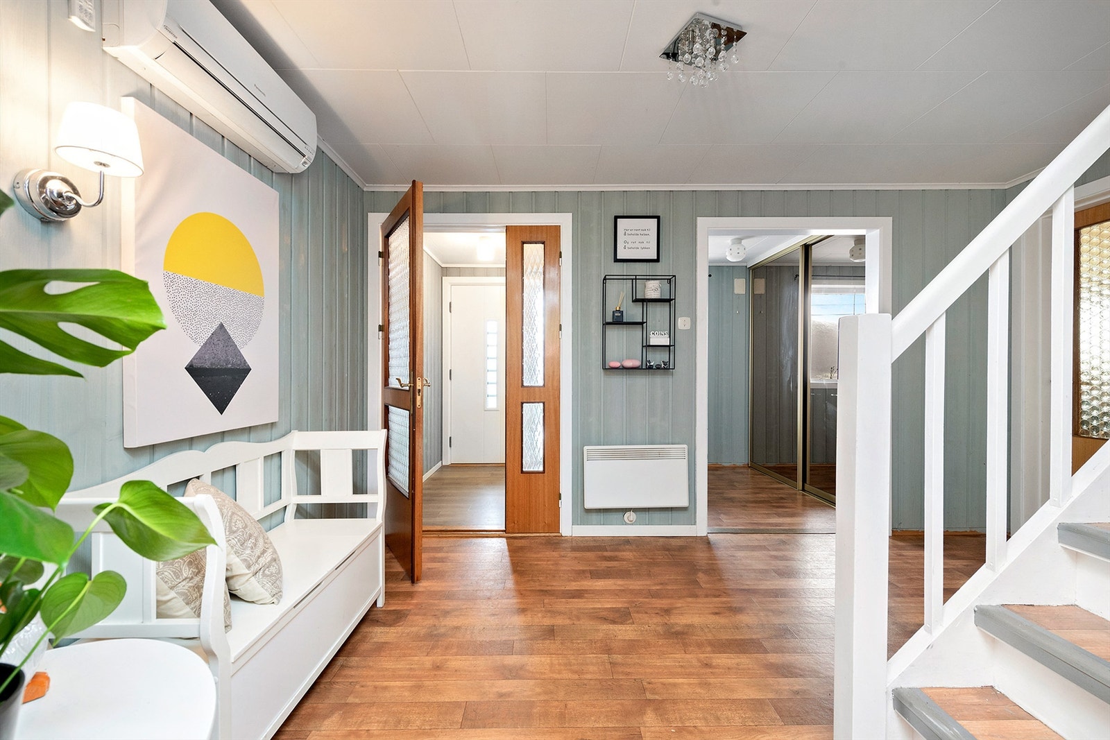 Hall/entré i underetasje med vindfang og garderoberom Galleribilde