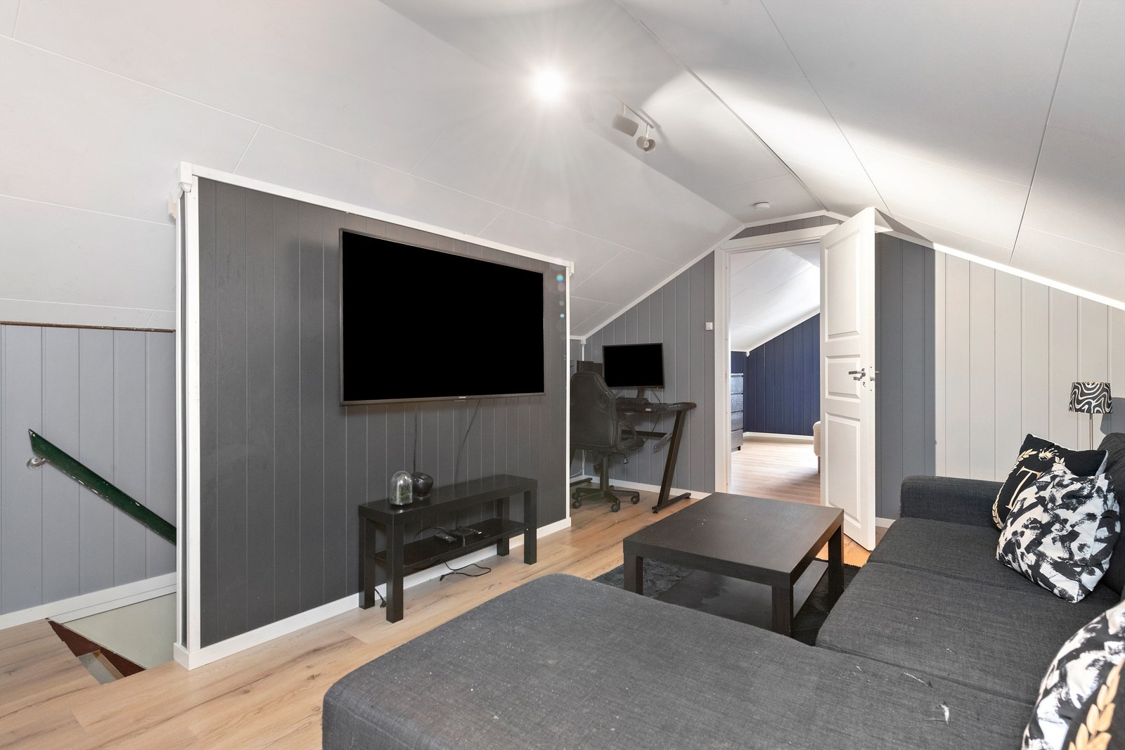 Vi har ingen informasjon eller bygningstegninger av loftsetasje. Det antas dermed at loftsetasje er innredet uten å være omsøkt i kommunen. Galleribilde