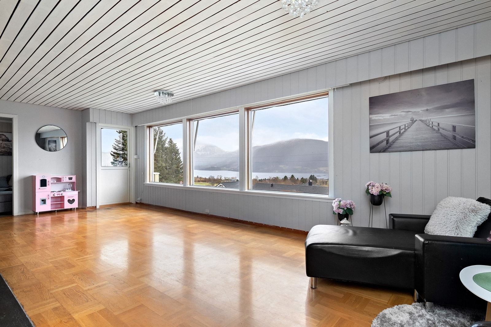 Det er utgang til takoverbygd veranda fra stuen Galleribilde