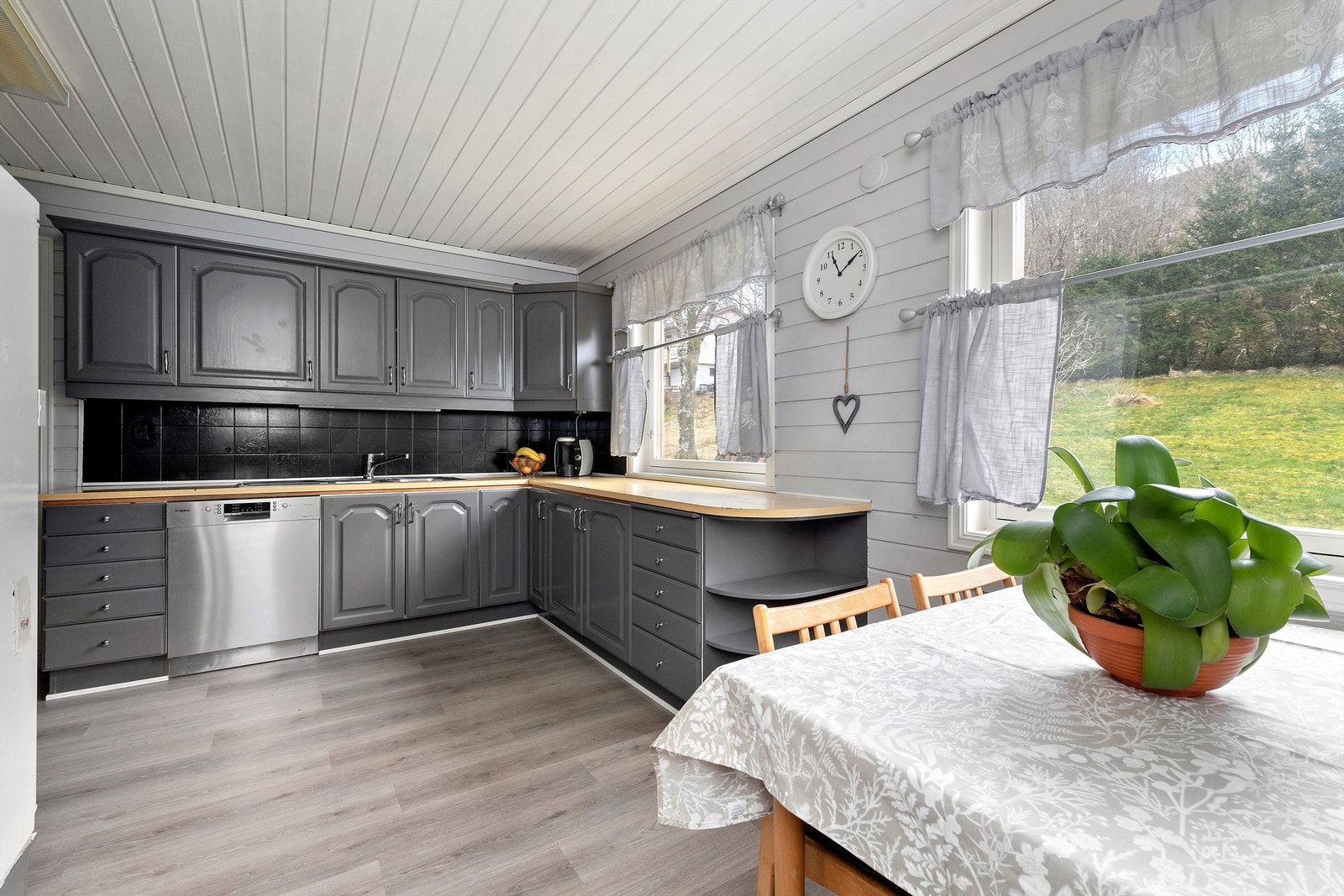 Kjøkkeninnredning med under- og overskap, profilerte fronter Galleribilde