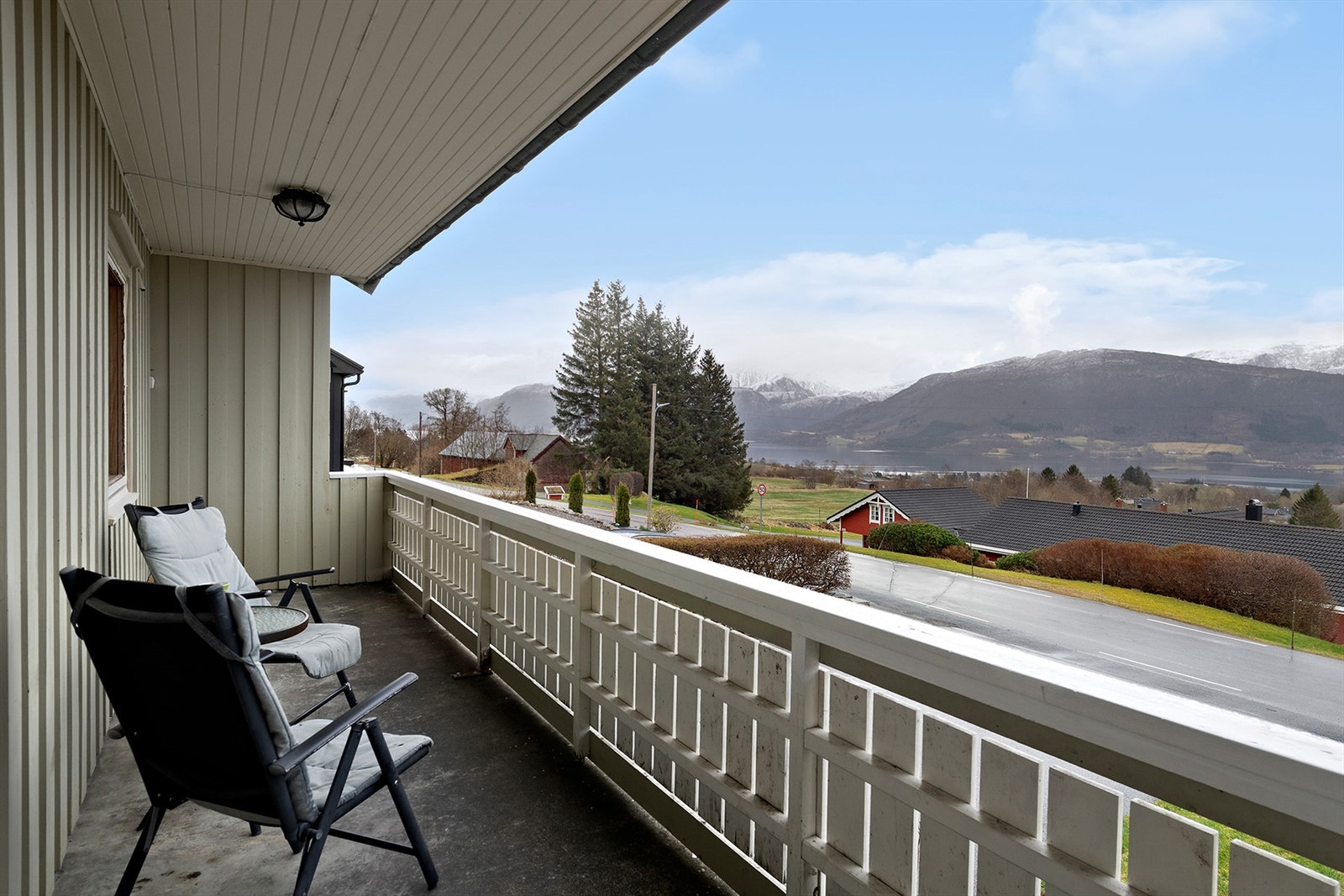 Det er fint utsikt fra veranda. Veranda er takoverbygd. Galleribilde