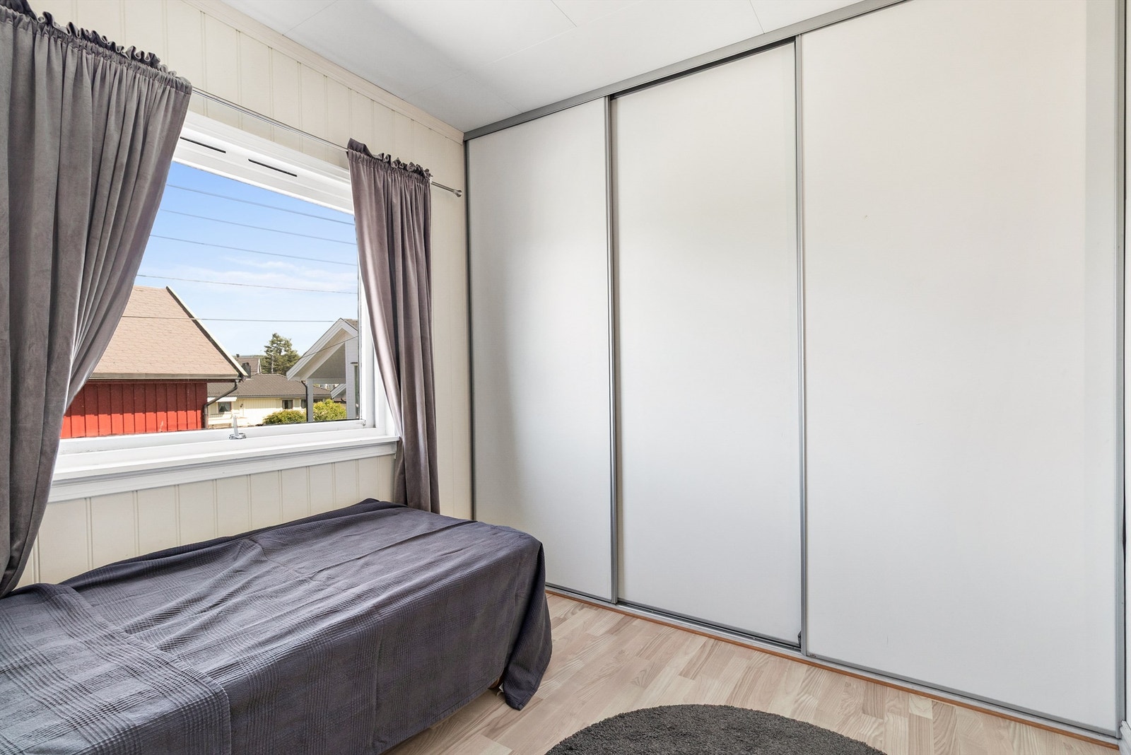 Soverom 1 med stor skyvedørsgarderobe Galleribilde