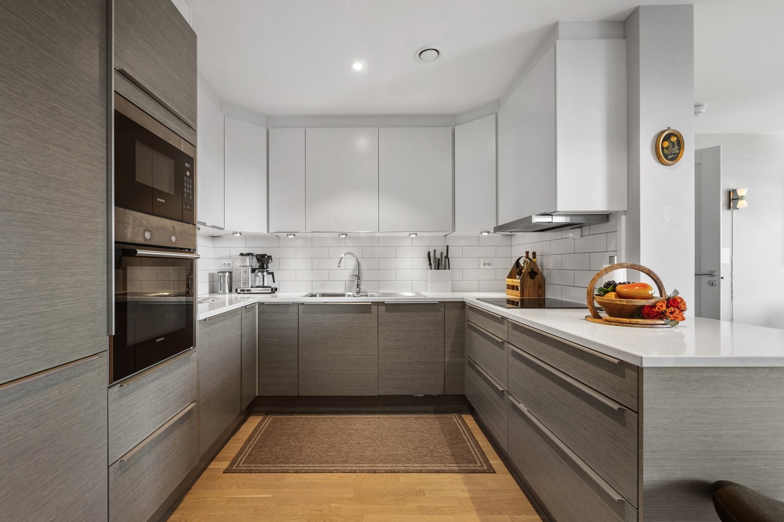 Moderne kjøkkeninnredning med underskap og takhøye overskap, finer/folie fronter i lys og mørk utførelse Galleribilde