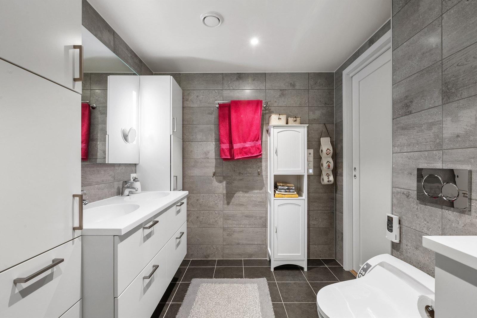 Kombinert bad og vaskerom med både baderomsinnredning og vaskeromsinnredning med nedfelt skyllekar Galleribilde